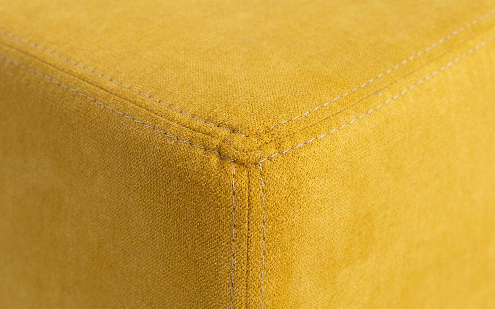 Largeur : 31 cm (12,2 pouces)
Profondeur : 31 cm (12.2 pouces)
Hauteur : 45 cm (17.7 pouces)
Poids : 5,7 kg (12,6 lbs)

Contre Squelette
32 DNS HR Éponge
1st Class Upholstery Fabric 
Pied en métal

Le tabouret Cubo Pouf a été conçu en s'inspirant