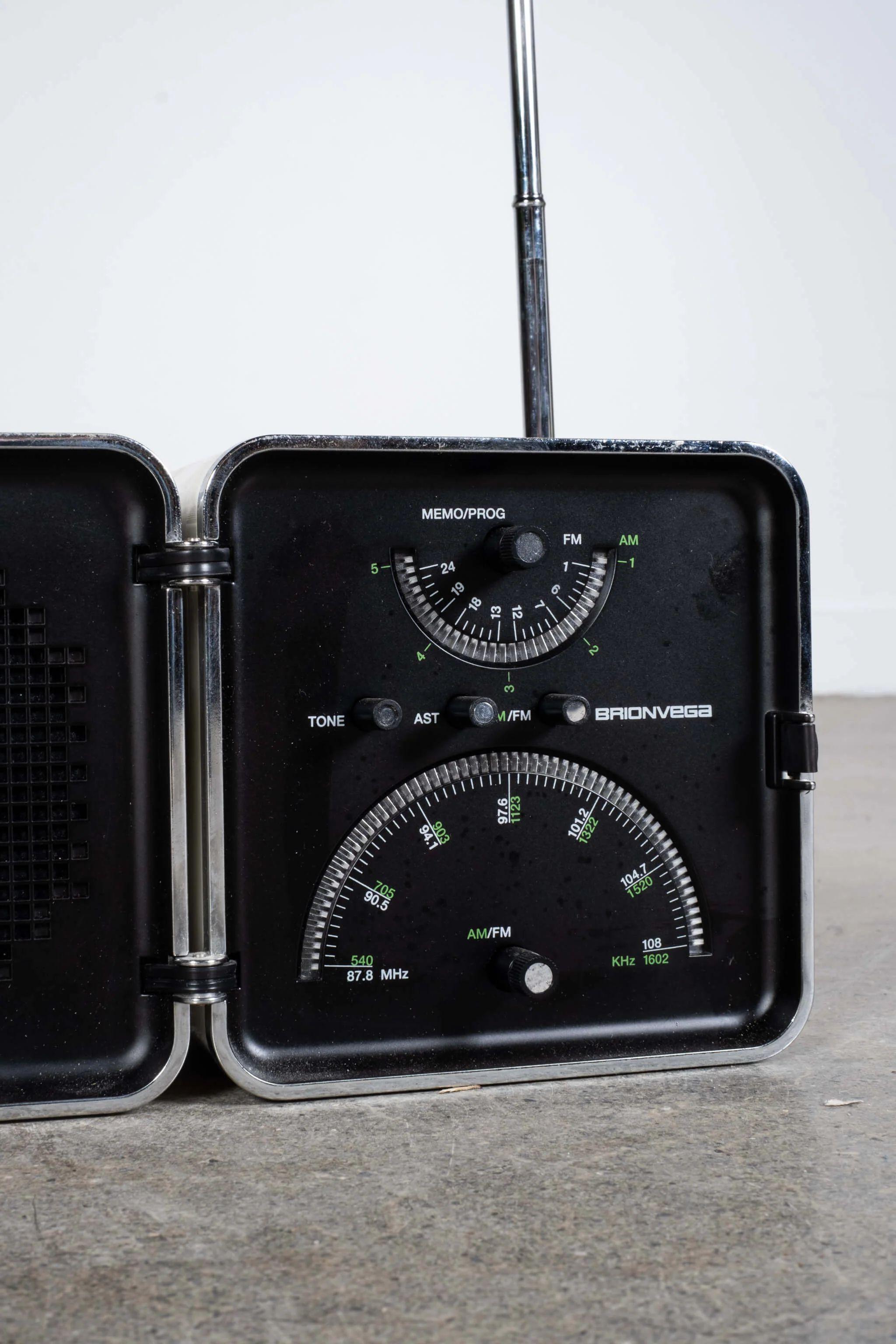 Un remake d'un objet culte du design italien : la légendaire radio cubo ts502 conçue par Richard Sapper et Marco Zanuso. Les mêmes matériaux que par le passé. L'alliage métallique ZAMAK, les 6 processus ultérieurs, le choix des matières plastiques