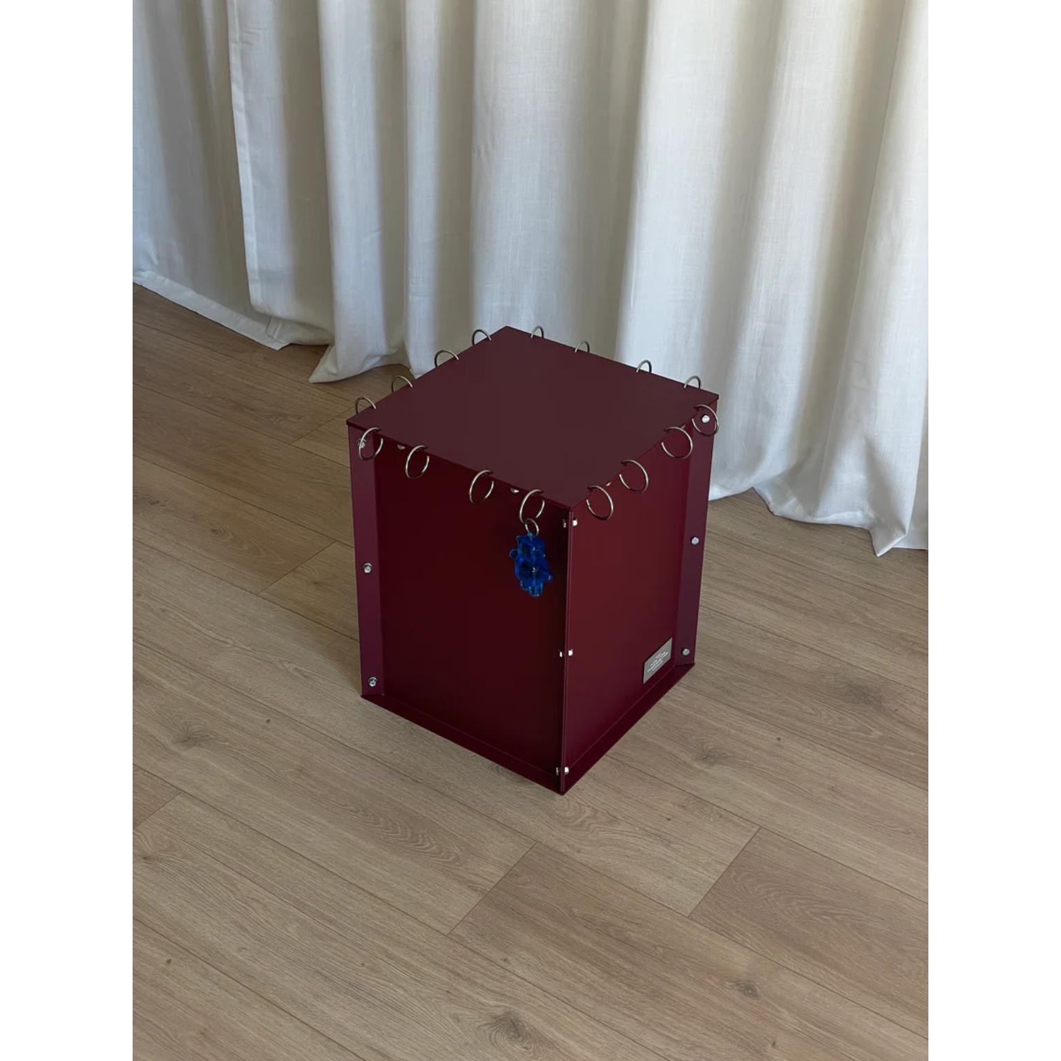 Table d'appoint et tabouret décoratif Cuboid en aluminium par Okej Studio Neuf - En vente à Geneve, CH