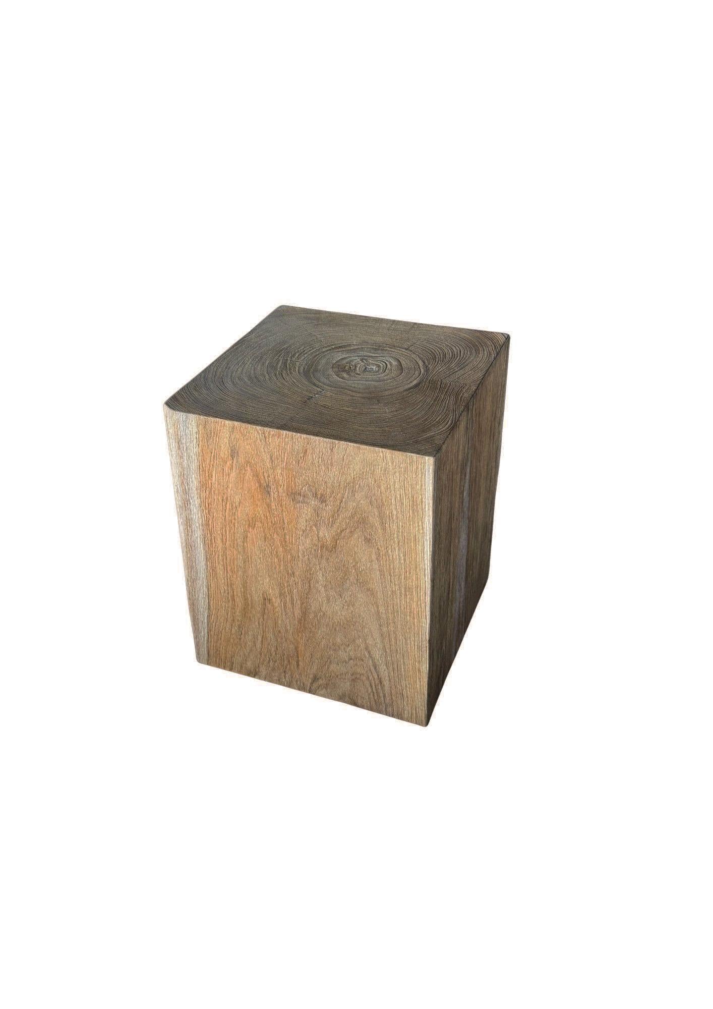Organique Table d'appoint cubique en bois de teck, moderne et organique en vente