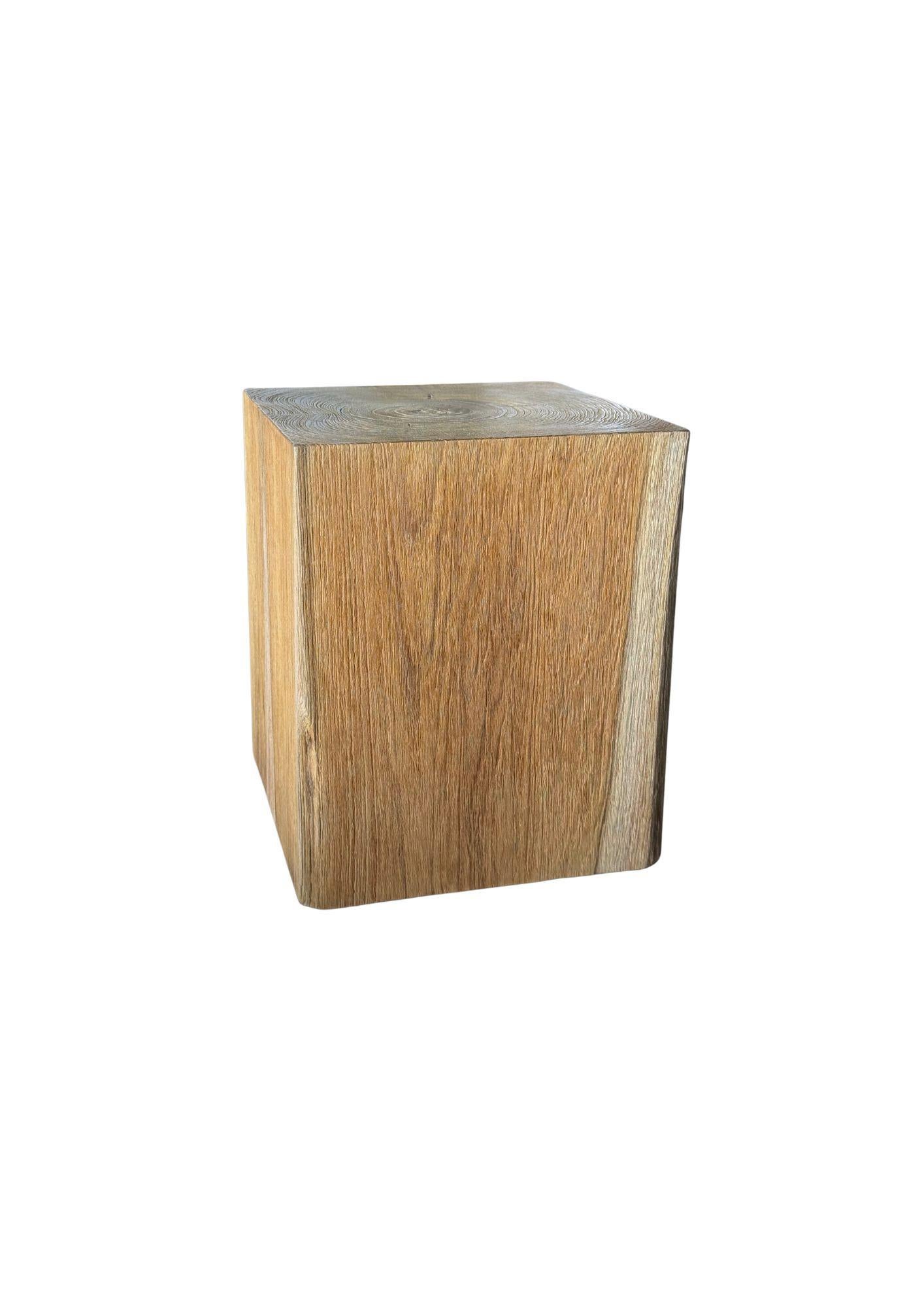 Indonésien Table d'appoint cubique en bois de teck, moderne et organique en vente