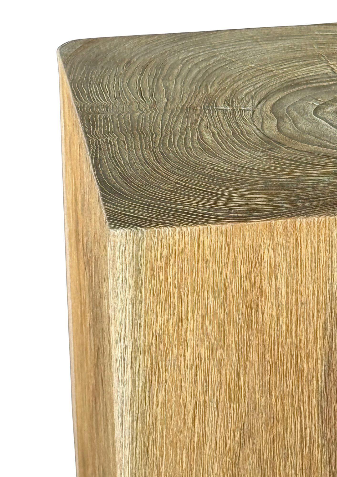 Fait main Table d'appoint cubique en bois de teck, moderne et organique en vente