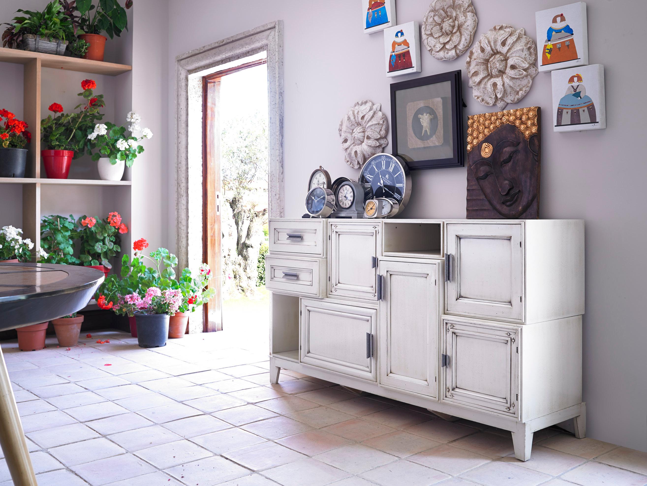 Buffet Cubos par Lola Glamour
Dimensions : D 50 x L 165 x H 97 cm
MATERIAL : Bois.


Nous sommes Félix et Désirée Ramos, frères et créateurs de produits de notre marque, Lola Glamour.
Nous nous intéressons au singulier, au différent, à la beauté et