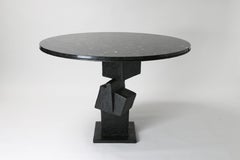 Mesa de centro escultórica Cubus, hecha a mano en escayola negra con tapa de mármol