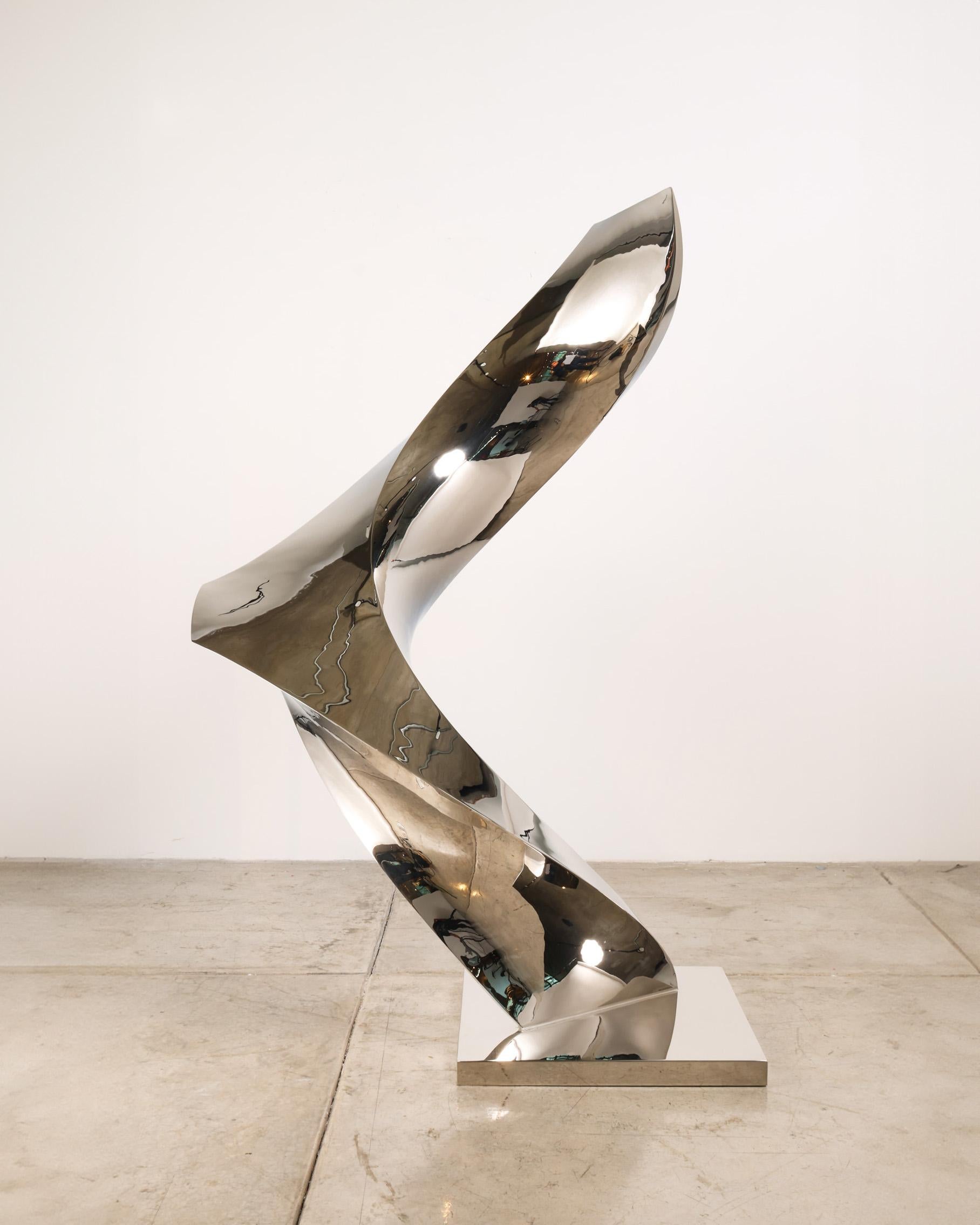 Cubus Spiralis, un pezzo forte della collezione Geometra di Katz Studio, incarna l'essenza del minimalismo geometrico sfidandone i confini. Questa ipnotizzante scultura si erge dalla sua base in una forma tortuosa, simile a un nastro, che sfida la