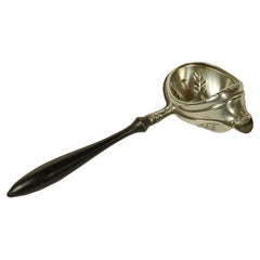Cuillère en métal argenté manche en bois foncé alimentation invalide circa 1870