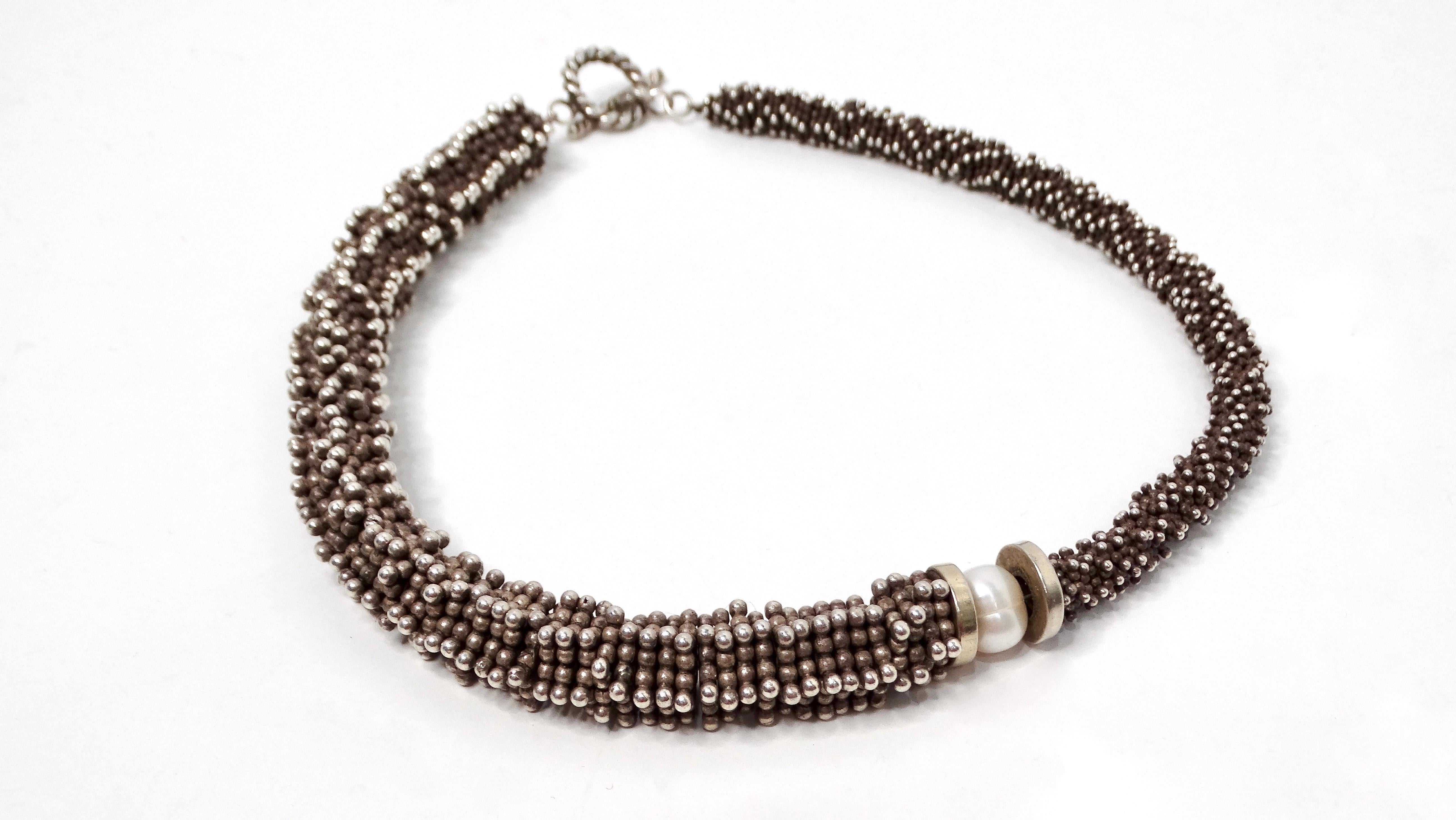 Collana asimmetrica con perline a spirale in tonalità argento, simile a quella di Cucinelli In condizioni discrete in vendita a Scottsdale, AZ
