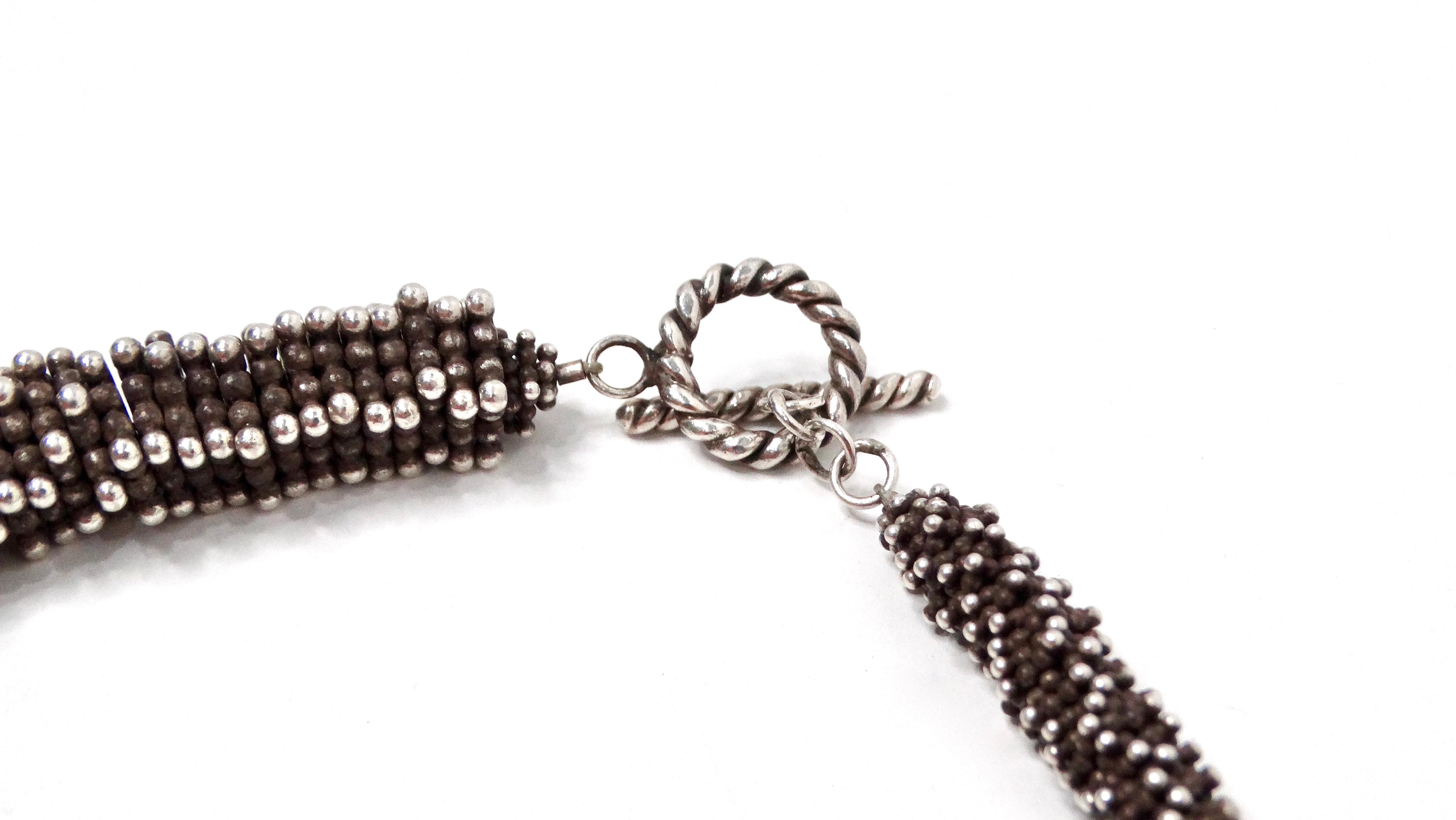 Donna Collana asimmetrica con perline a spirale in tonalità argento, simile a quella di Cucinelli in vendita