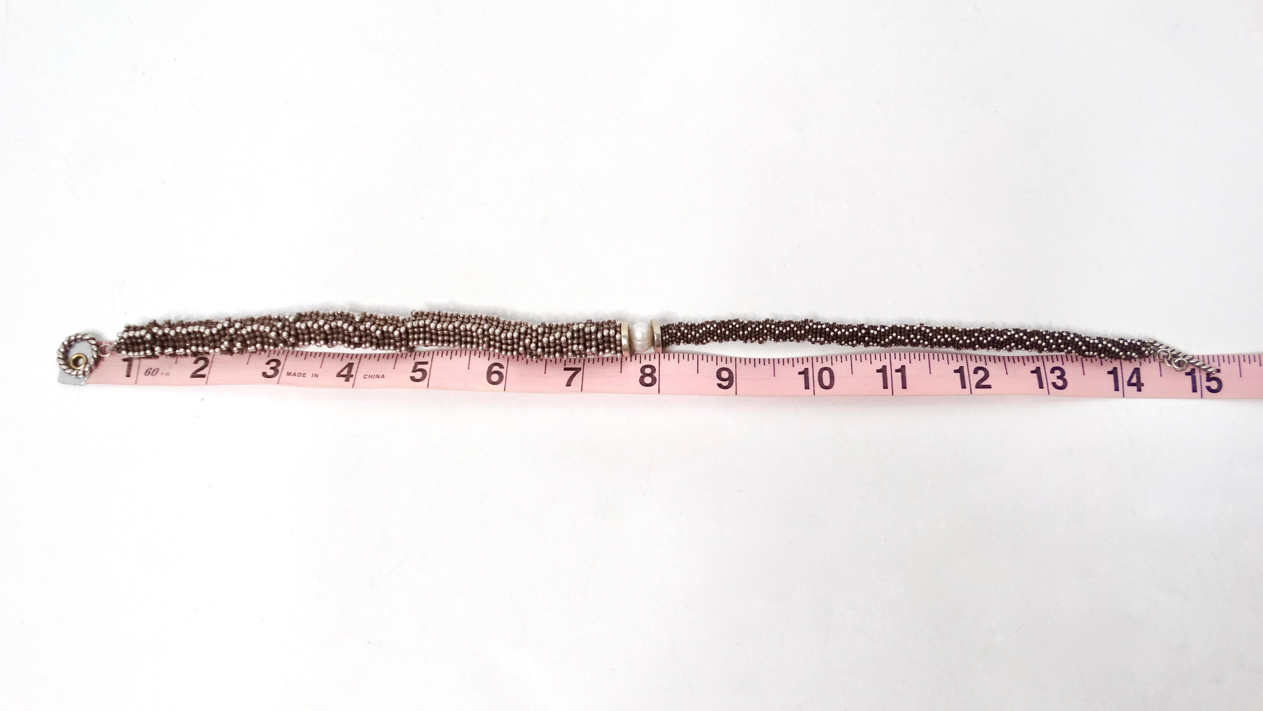 Collana asimmetrica con perline a spirale in tonalità argento, simile a quella di Cucinelli in vendita 1