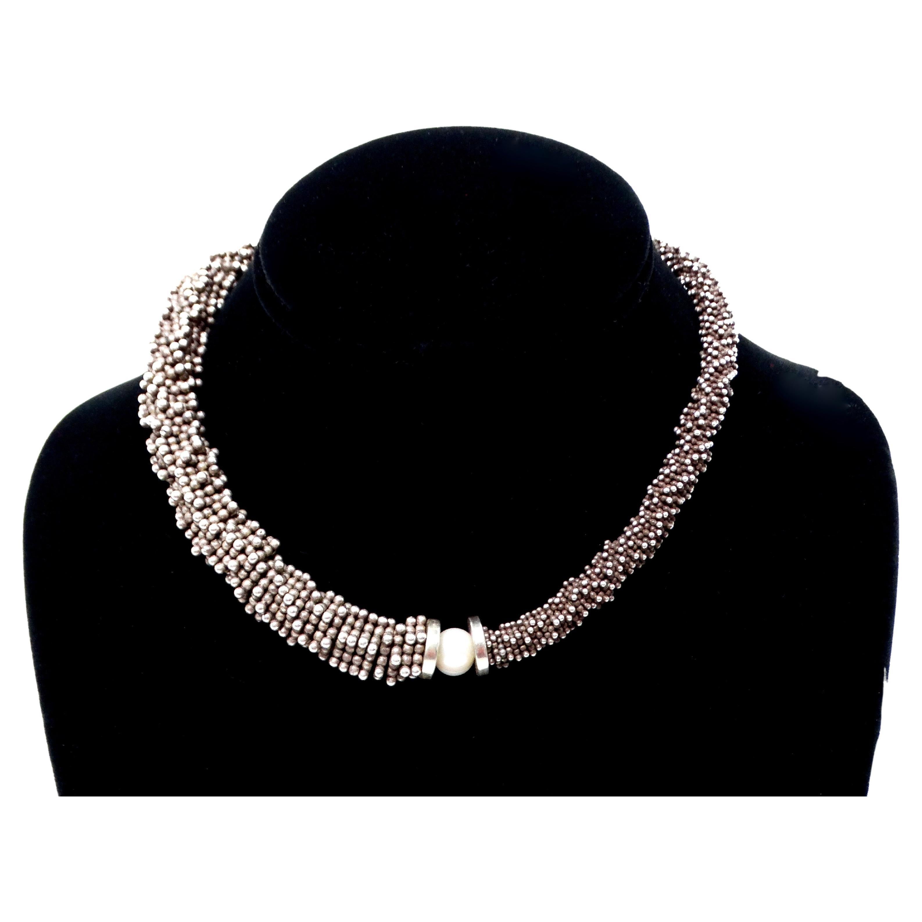 Collana asimmetrica con perline a spirale in tonalità argento, simile a quella di Cucinelli in vendita
