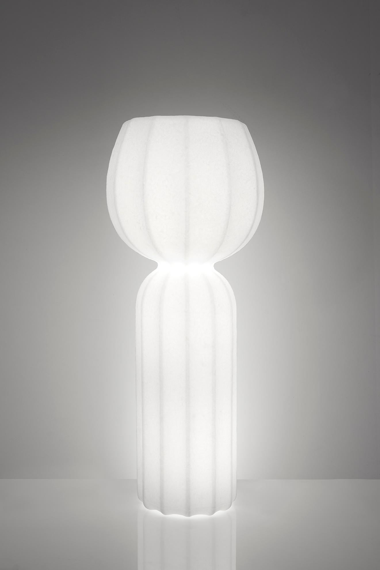 Cucun Stehlampe von Lorenza Bozzoli
Abmessungen: Ø 77 x H 190 cm.
MATERIALEN: Polyethylen.

Dieses Produkt ist für die Verwendung im Innen- und Außenbereich geeignet. Alle unsere Lampen können je nach Land verkabelt werden. Wenn es in die USA