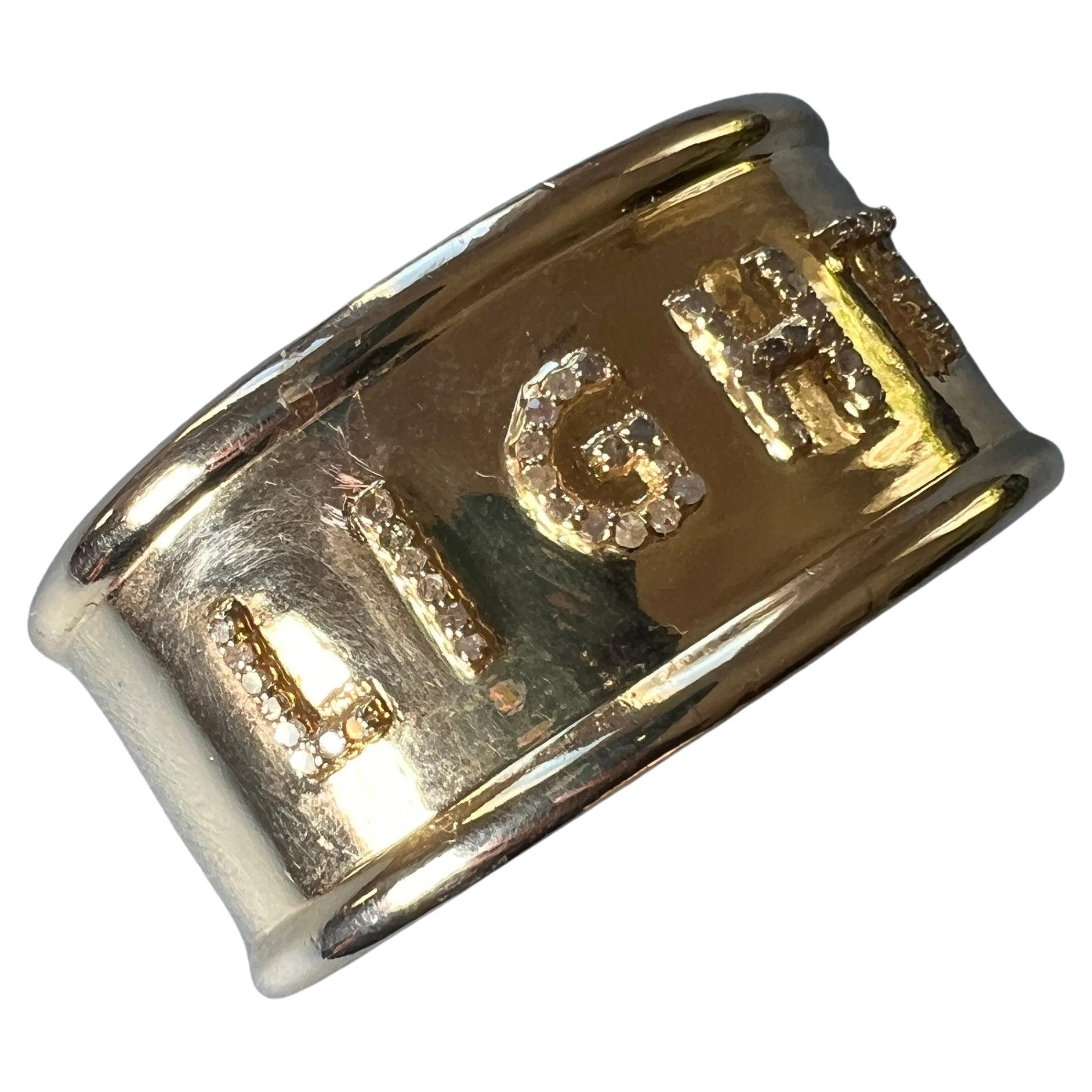Bracciale con diamante bianco Light Bangle

Questo orologio in ottone placcato oro 14 K. con diamanti bianchi ha la parola Light che simboleggia la luce spirituale divina.

Questo bracciale bangle, realizzato in ottone placcato oro 14 carati e