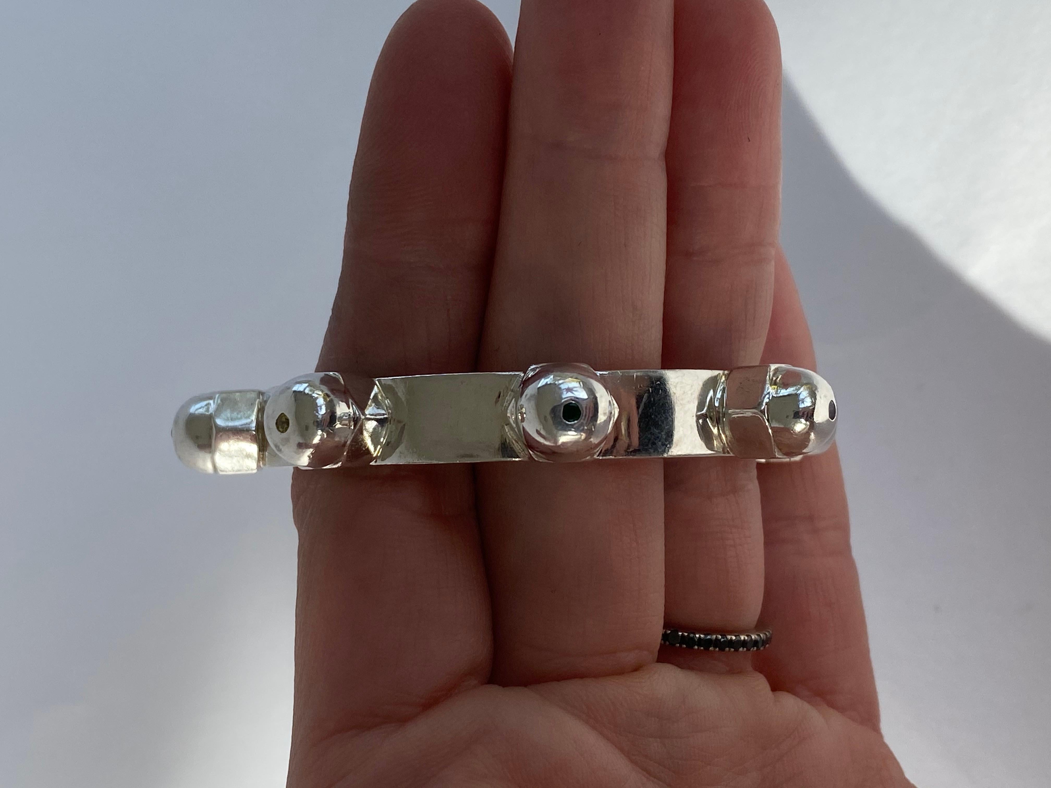 Ensemble de deux bracelets de manchette arc-en-ciel en argent, bronze, diamants blancs et émeraudes Chakra en vente 4