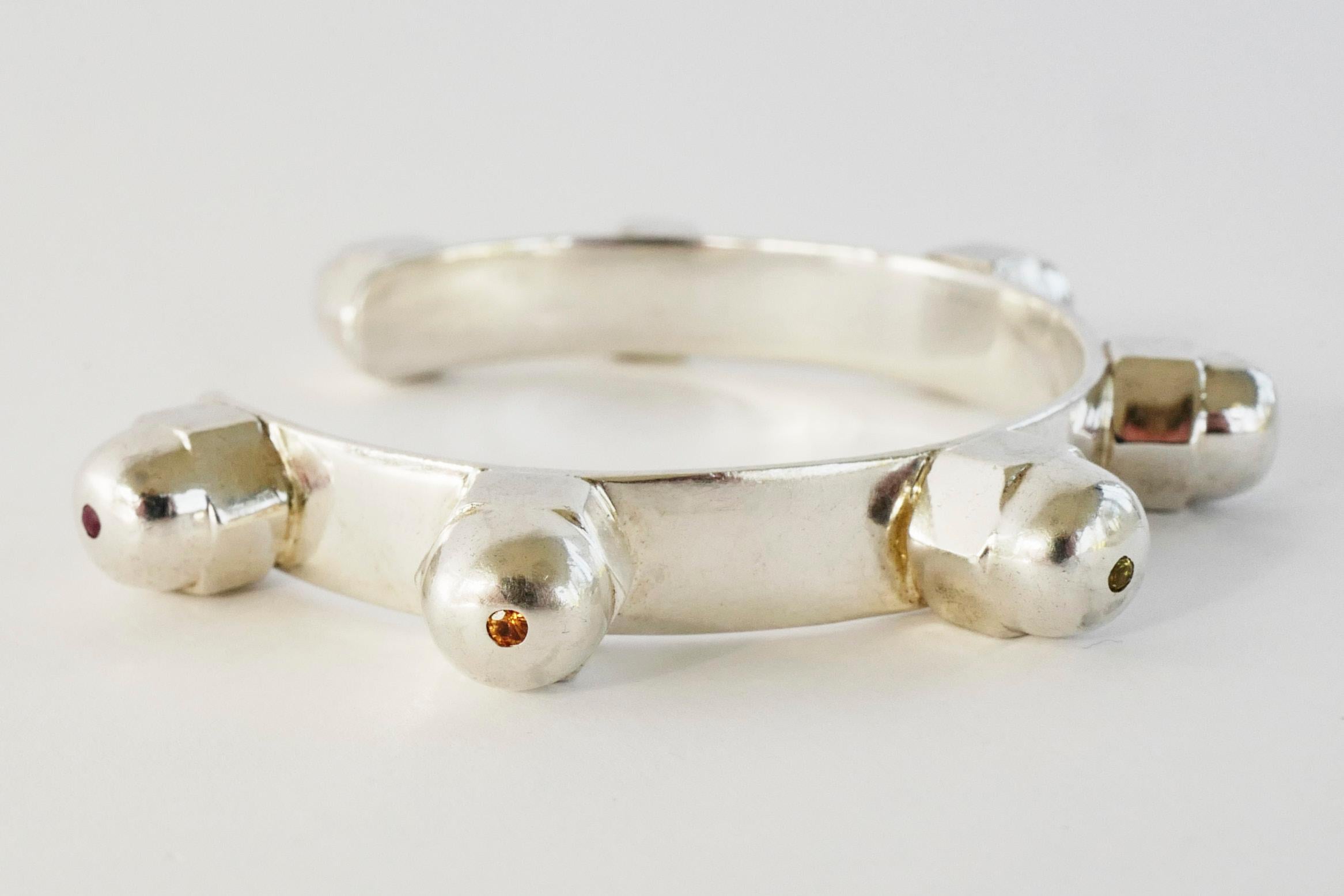 Ensemble de deux bracelets de manchette arc-en-ciel en argent, bronze, diamants blancs et émeraudes Chakra en vente 1