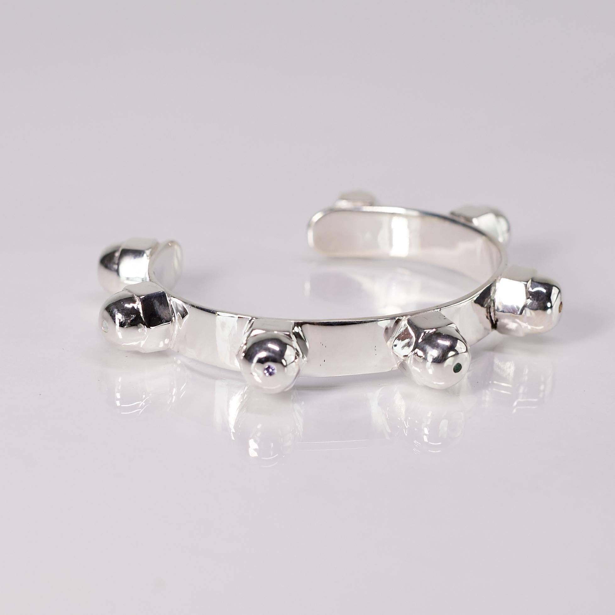 Bracelet manchette arc-en-ciel chakra en argent sterling avec diamants blancs, émeraudes, saphirs et rubis Pour femmes en vente