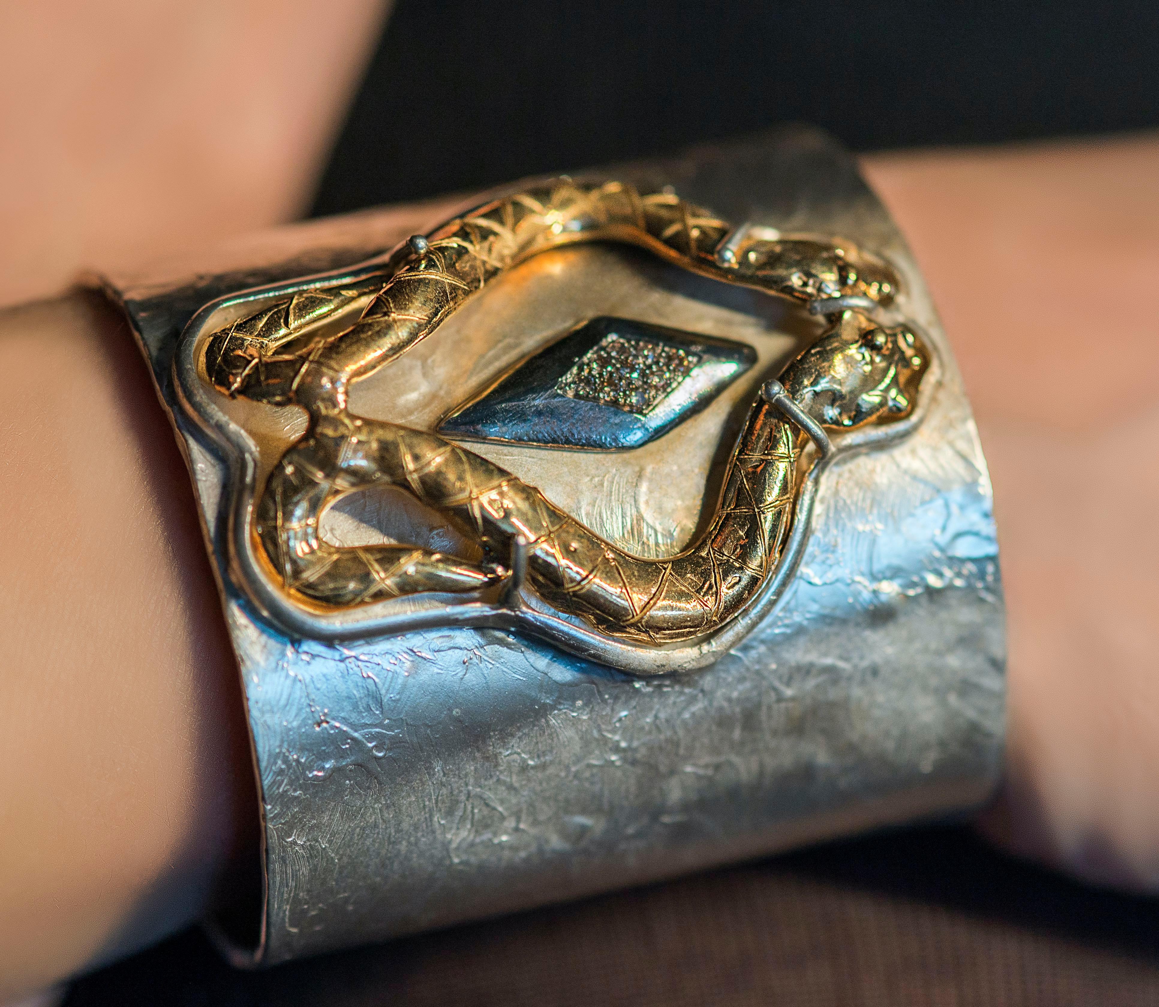 Bracelet manchette serpent en argent plaqué or 24 carats avec diamants de 0,20 carat, fabrication artisanale en vente