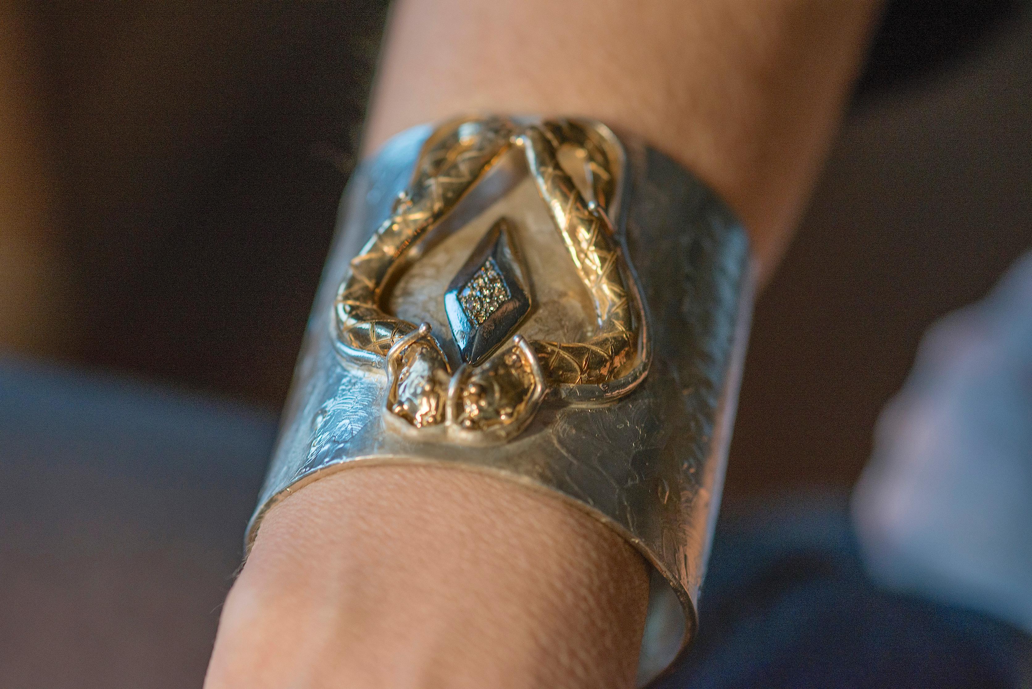 Bracelet manchette en argent plaqué or 24 carats avec diamants, design moderne  en vente 2
