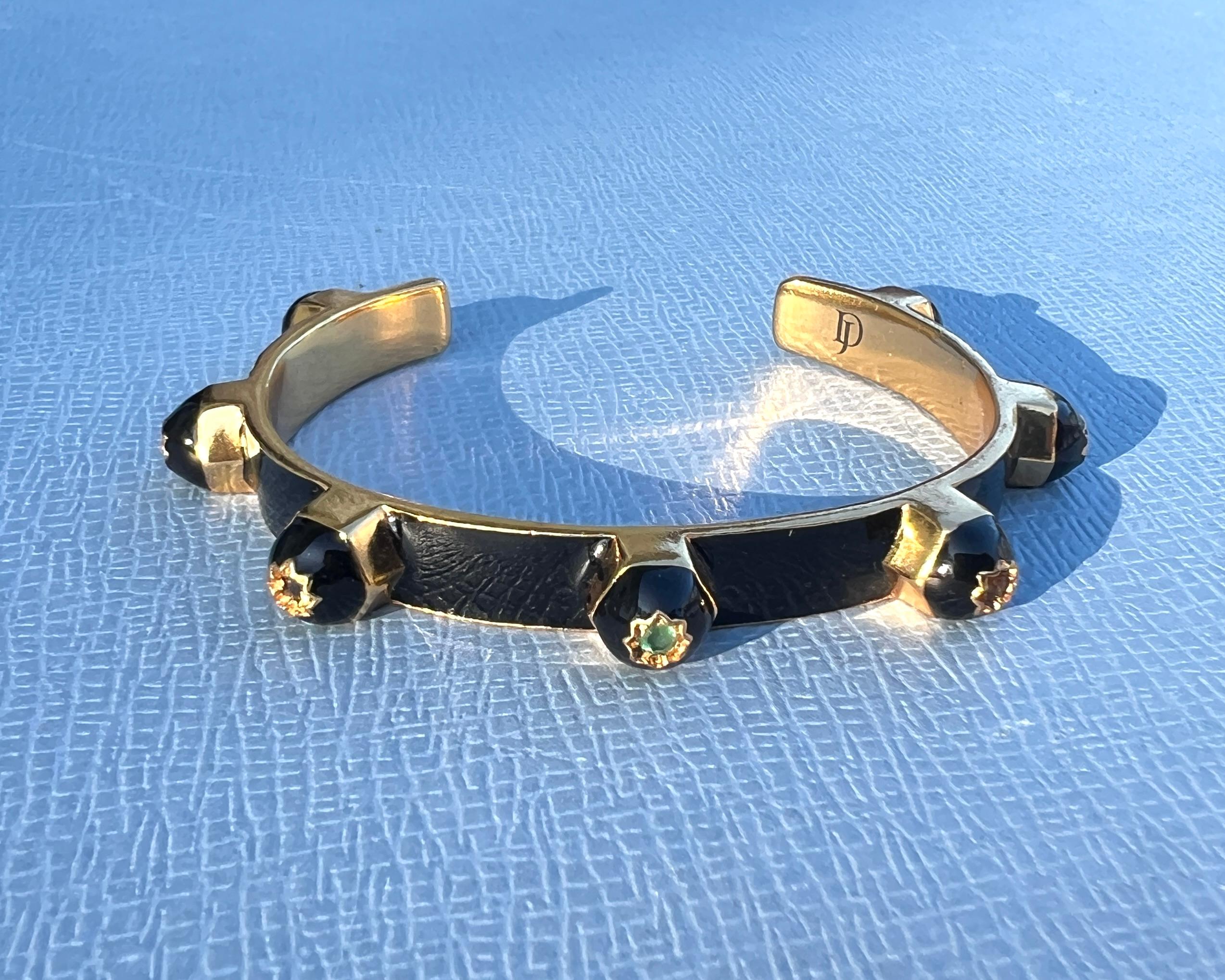 Bracelet manchette Chakra en émail noir Description

Le bracelet manchette Chakra en émail noir est une pièce audacieuse, fabriquée à la main par un designer de renom, qui fusionne le symbolisme sacré avec une forme sculpturale moderne. Fabriquée en