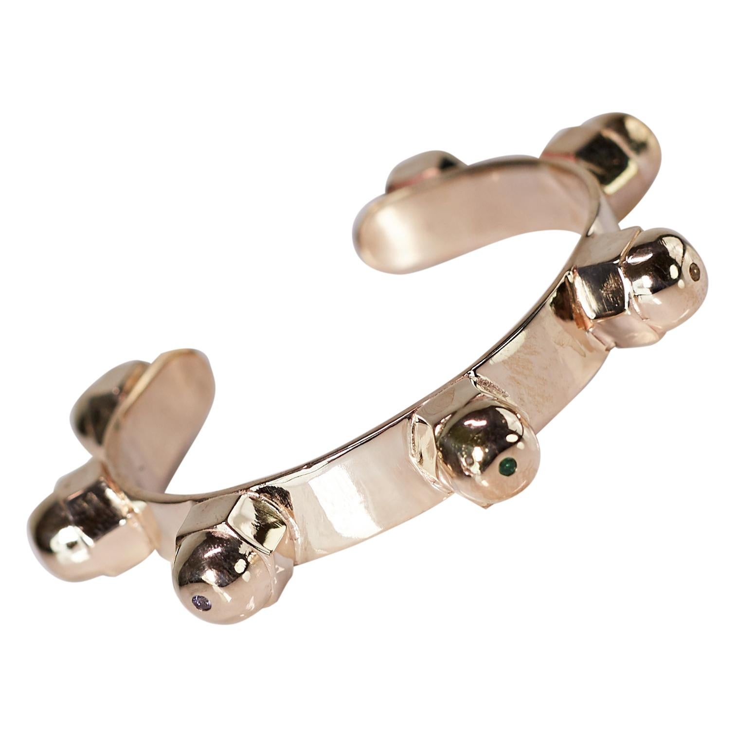 Rainbow Statement Stud Cuff Bangle Armband mit 7 Edelsteinen, die den sieben Chakren entsprechen, beginnend mit Rubin Orange Saphir Gelb Saphir Smaragd Blau Saphir Tansanit Weißer Diamant
Marke: J DAUPHIN

J DAUPHIN Manschettenknopf-Armband mit 14k
