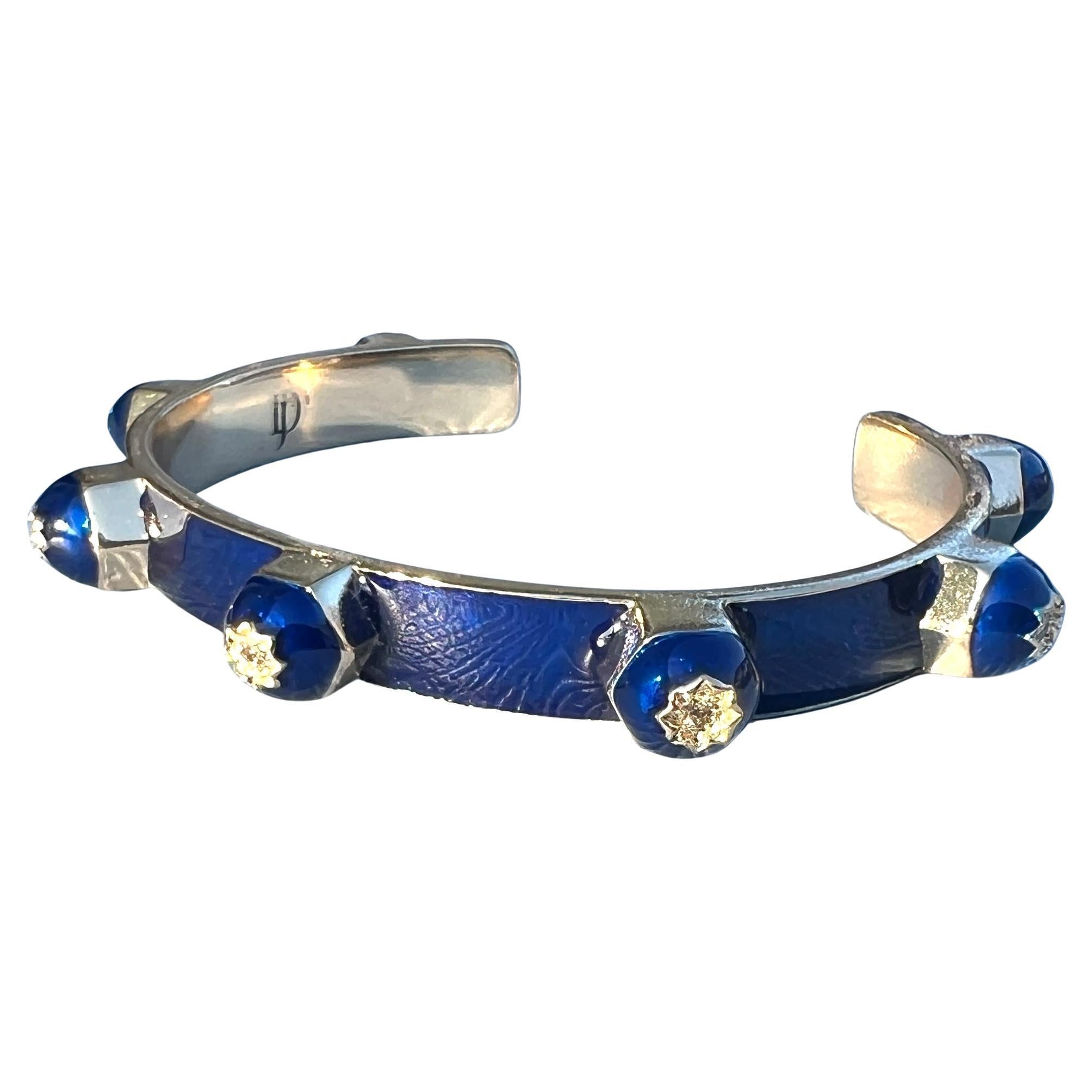 Pulsera Esmaltada Azul Diamante Estrella - Pulsera Celestial bañada en Oro by J Dauphin

Esmalte azul real, estrellas de ocho puntas grabadas, diamantes blancos naturales: diseño celestial victoriano reinterpretado a través del moderno lenguaje