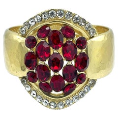 Brazalete GOOSSENS PARIS, metal martillado dorado, imitación rubí, 2000