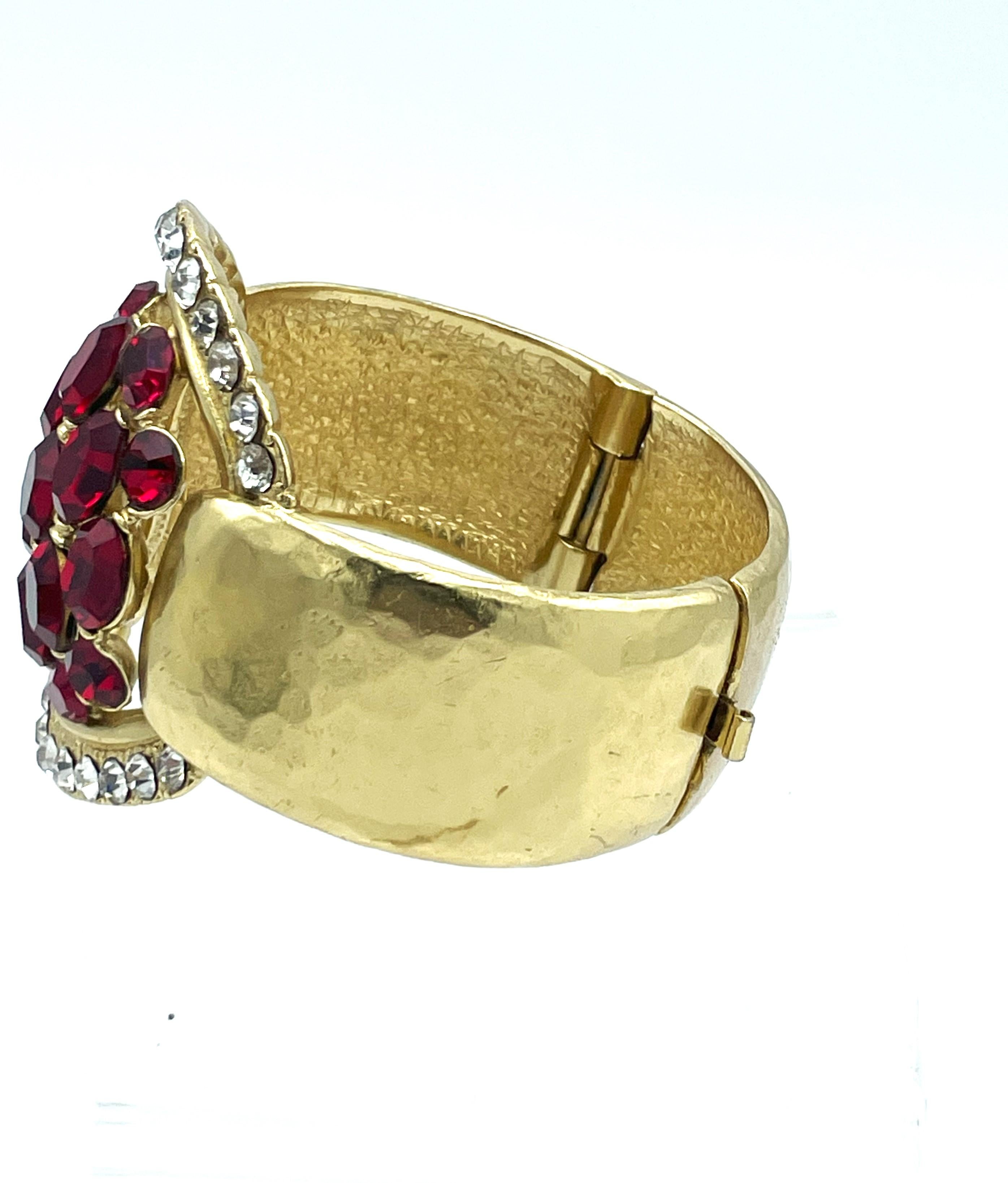 Moderno Bracciale Goossens Paris, metallo martellato placcato oro, imitazione rubino, 2000 in vendita