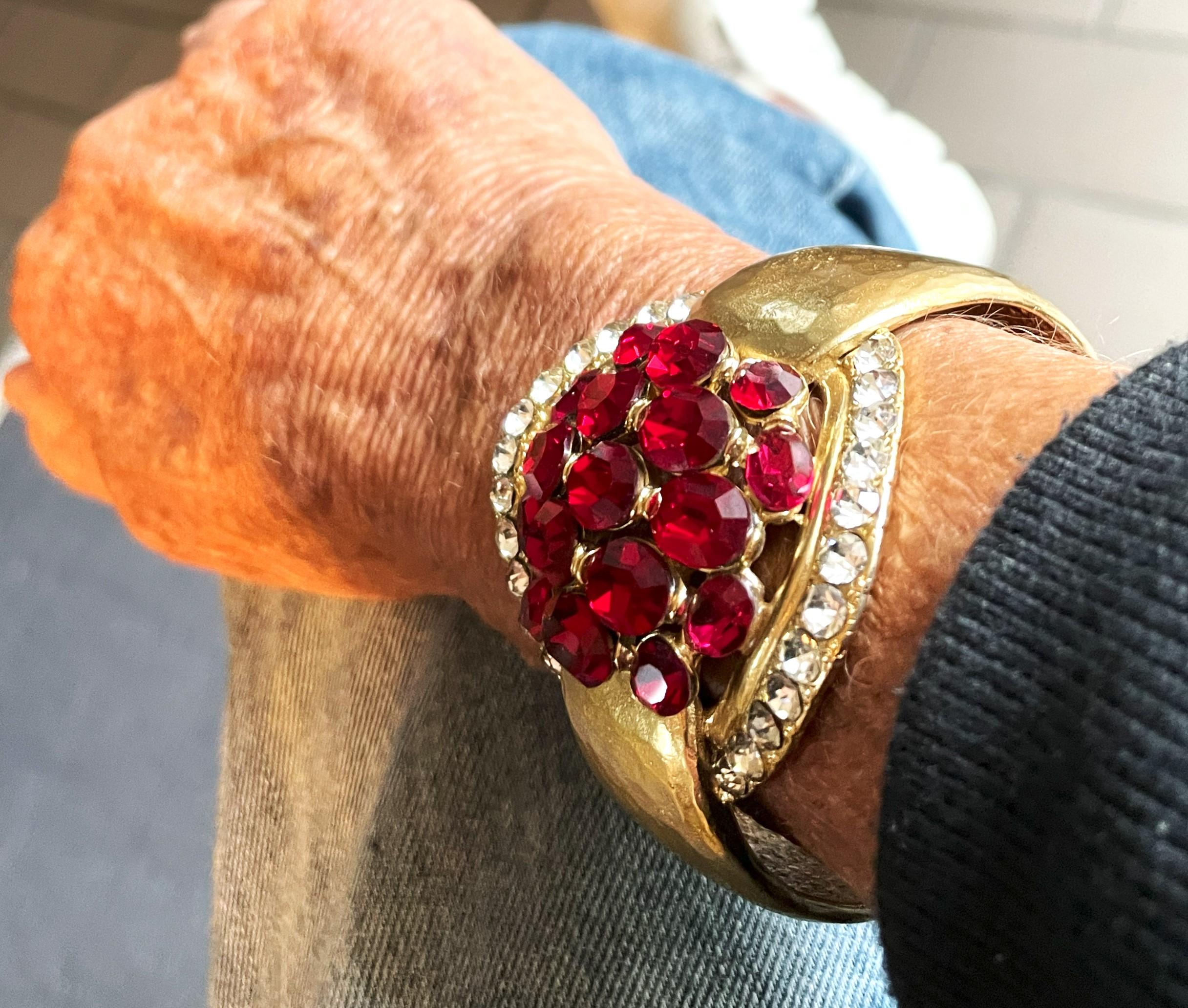Taglio misto Bracciale Goossens Paris, metallo martellato placcato oro, imitazione rubino, 2000 in vendita