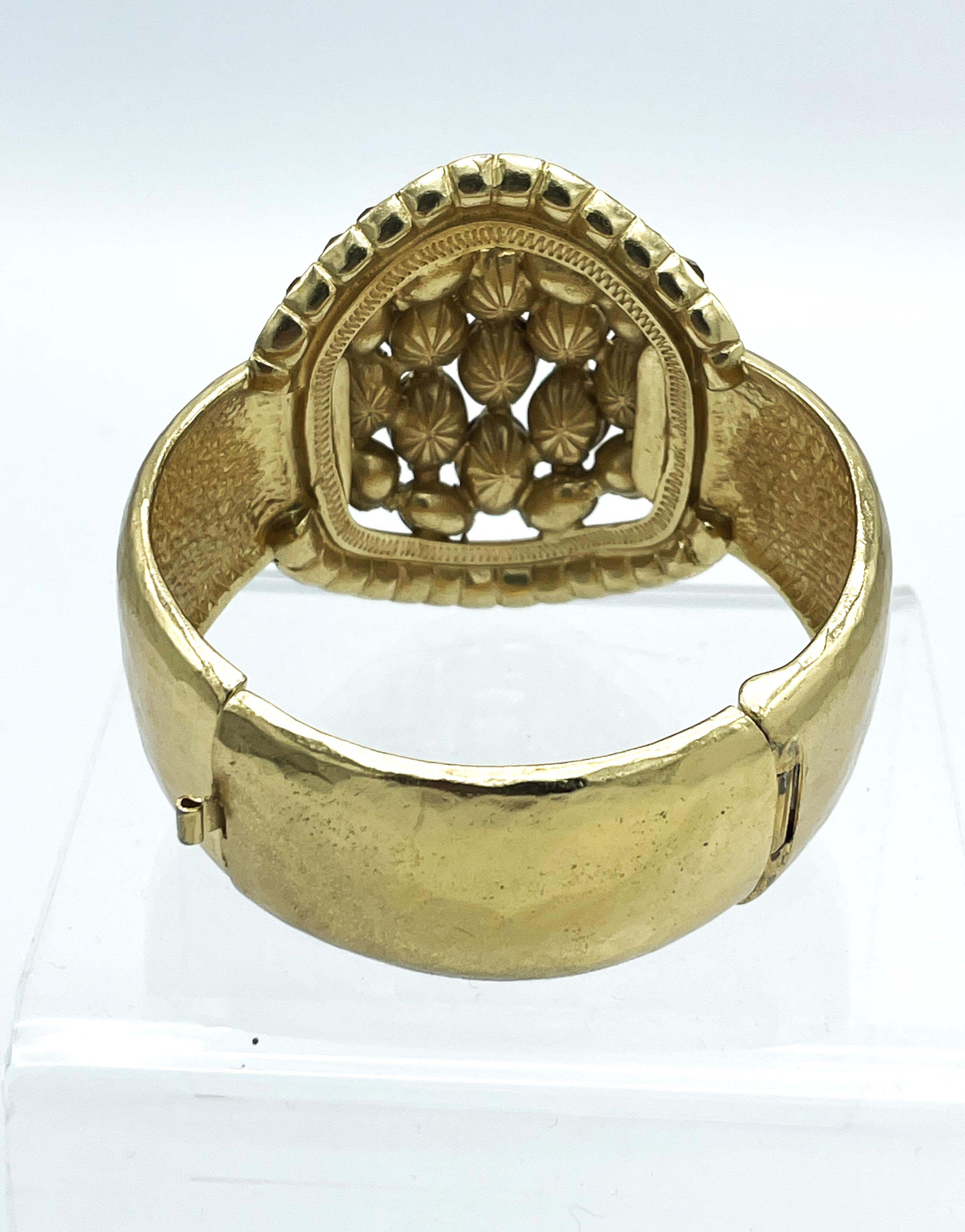 Bracciale Goossens Paris, metallo martellato placcato oro, imitazione rubino, 2000 In condizioni ottime in vendita a Stuttgart, DE