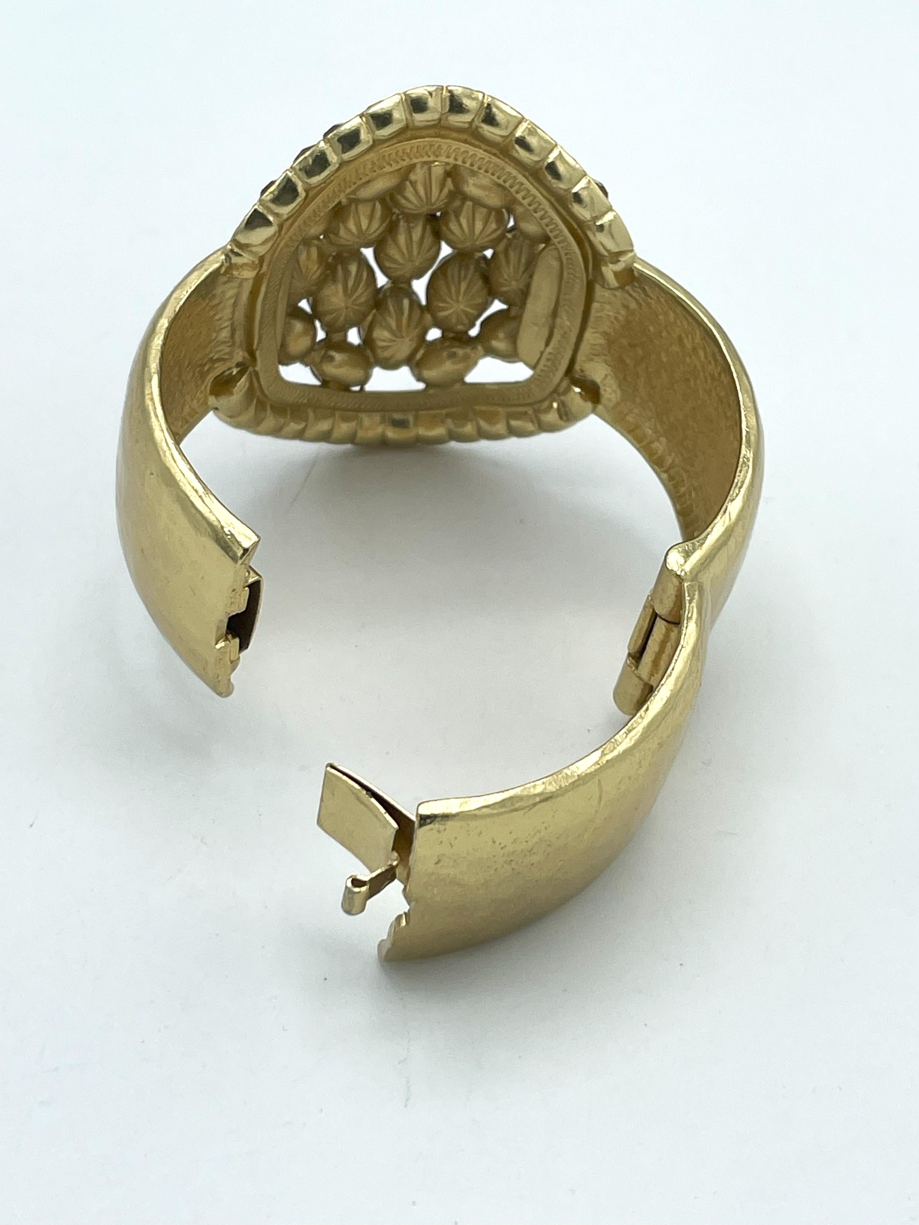 Bracciale Goossens Paris, metallo martellato placcato oro, imitazione rubino, 2000 in vendita 1