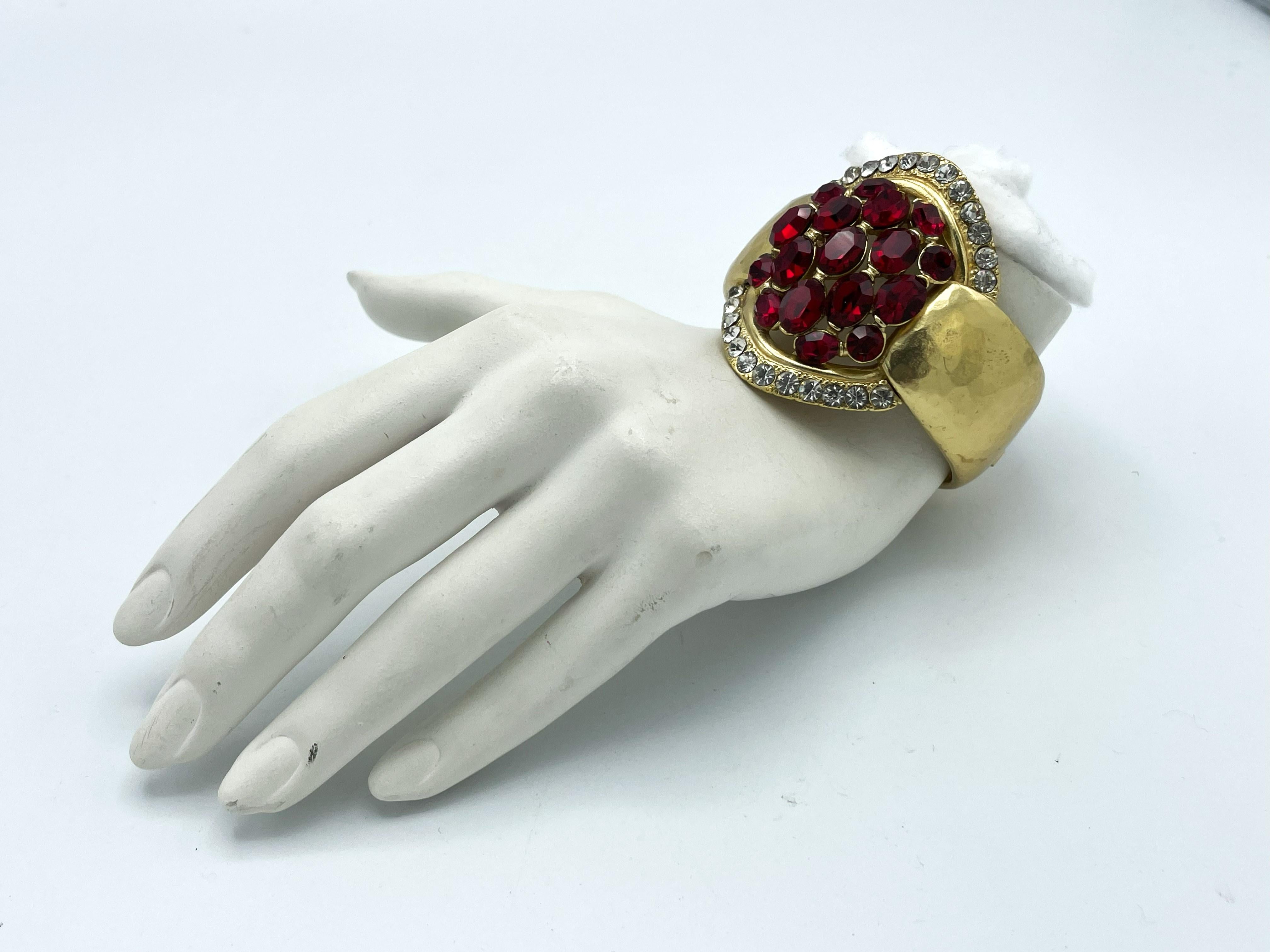 Bracciale Goossens Paris, metallo martellato placcato oro, imitazione rubino, 2000 in vendita 2