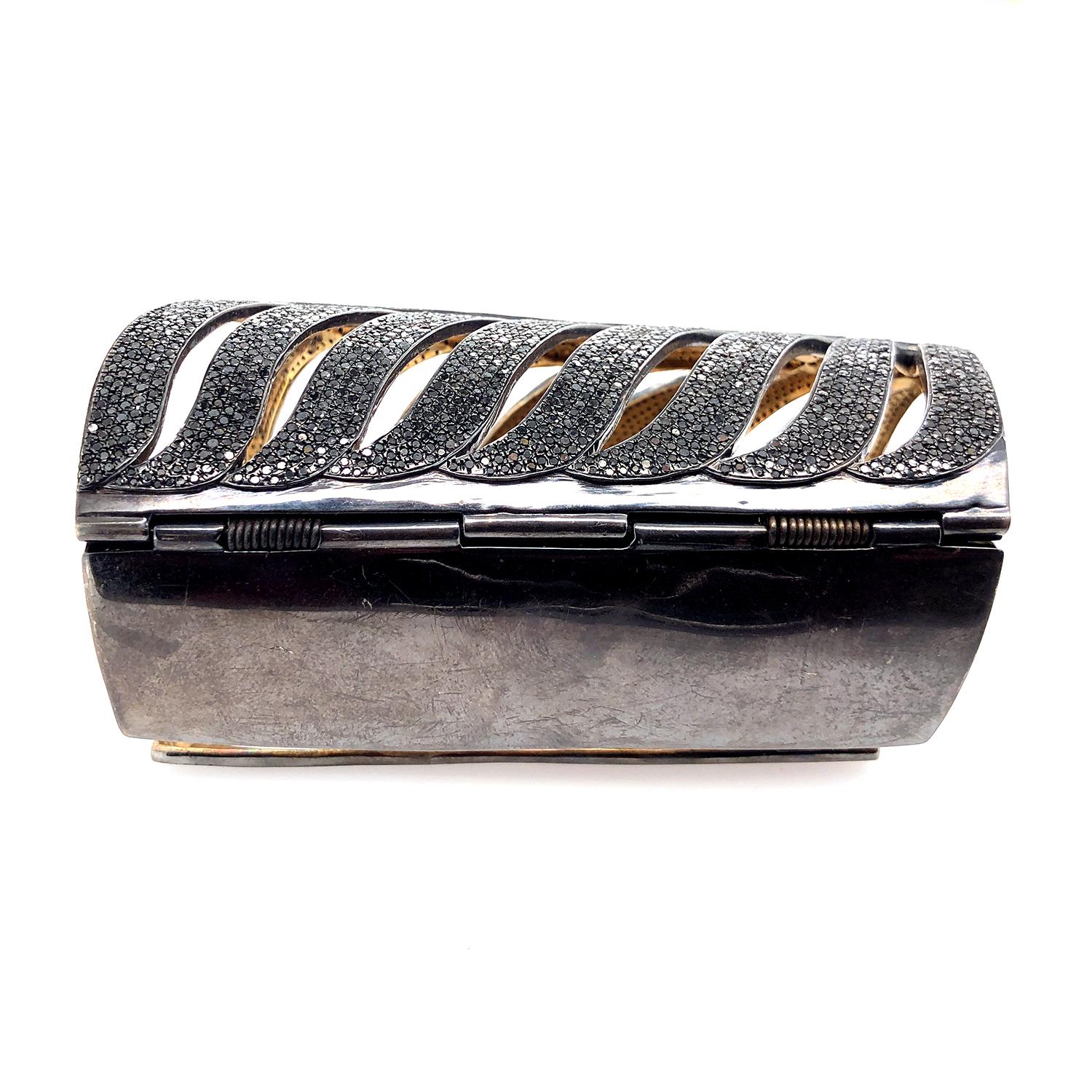 Manschettenarmband mit Grillmuster und Pavé-Diamanten im Zustand „Neu“ im Angebot in New York, NY