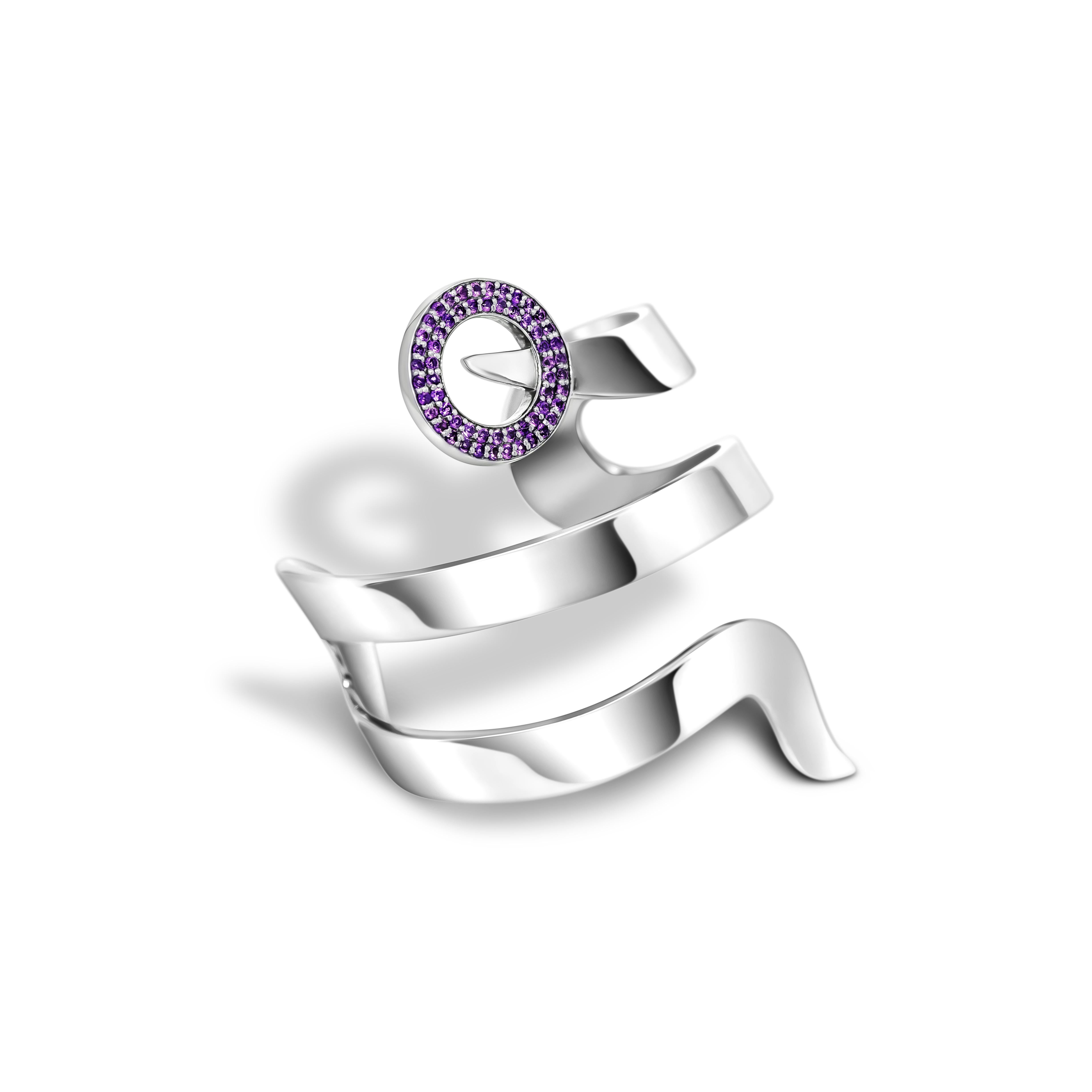 Sensualità scultorea. Bracciale in argento sterling lucido con ametista incastonata. Un design architettonico contemporaneo, dove la sinuosità antropomorfa del serpente si combina con una geometria minimalista. La forma è tale da abbracciare