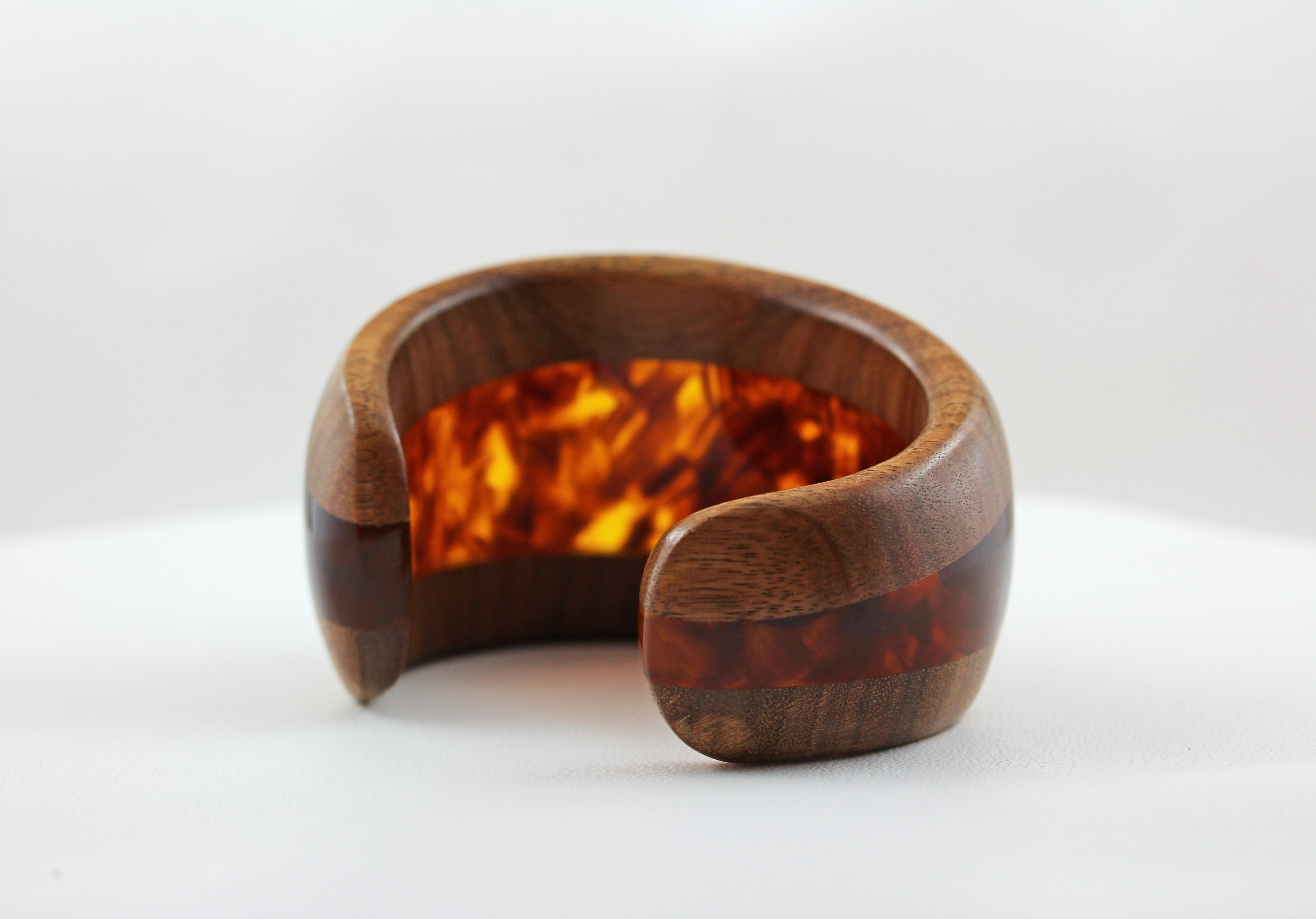 This modern and spectacular bracelet is totally hand carved made in wood and tortoiseshell methacrylate with shades of brown and honey.

Dimensions: 
                    Circumference inside is 15.5 cm circa 
                    Highest part: 4 cm