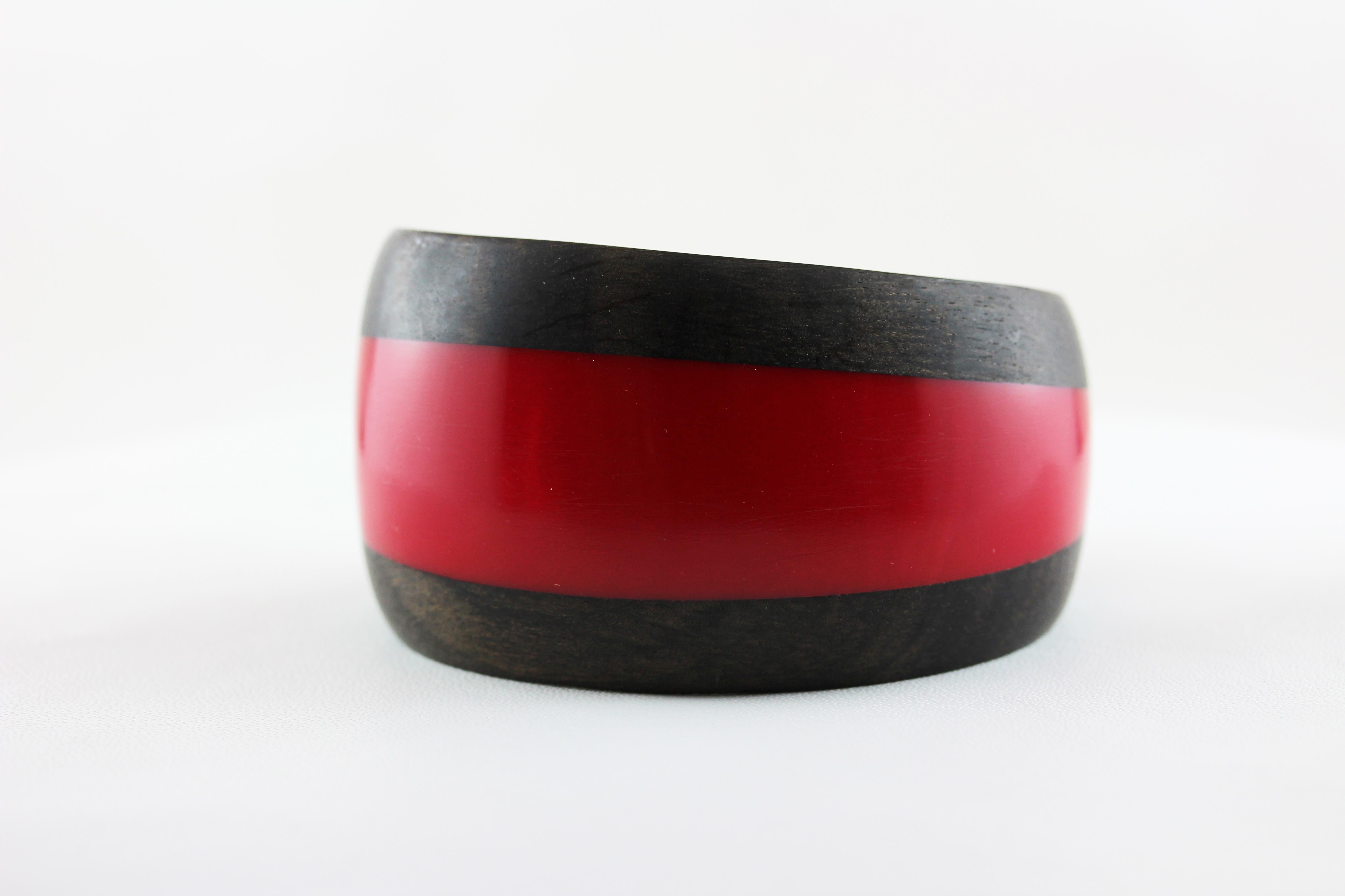 Manschettenarmband aus Holz und rotem Methacrylat im Zustand „Neu“ im Angebot in Milano, IT