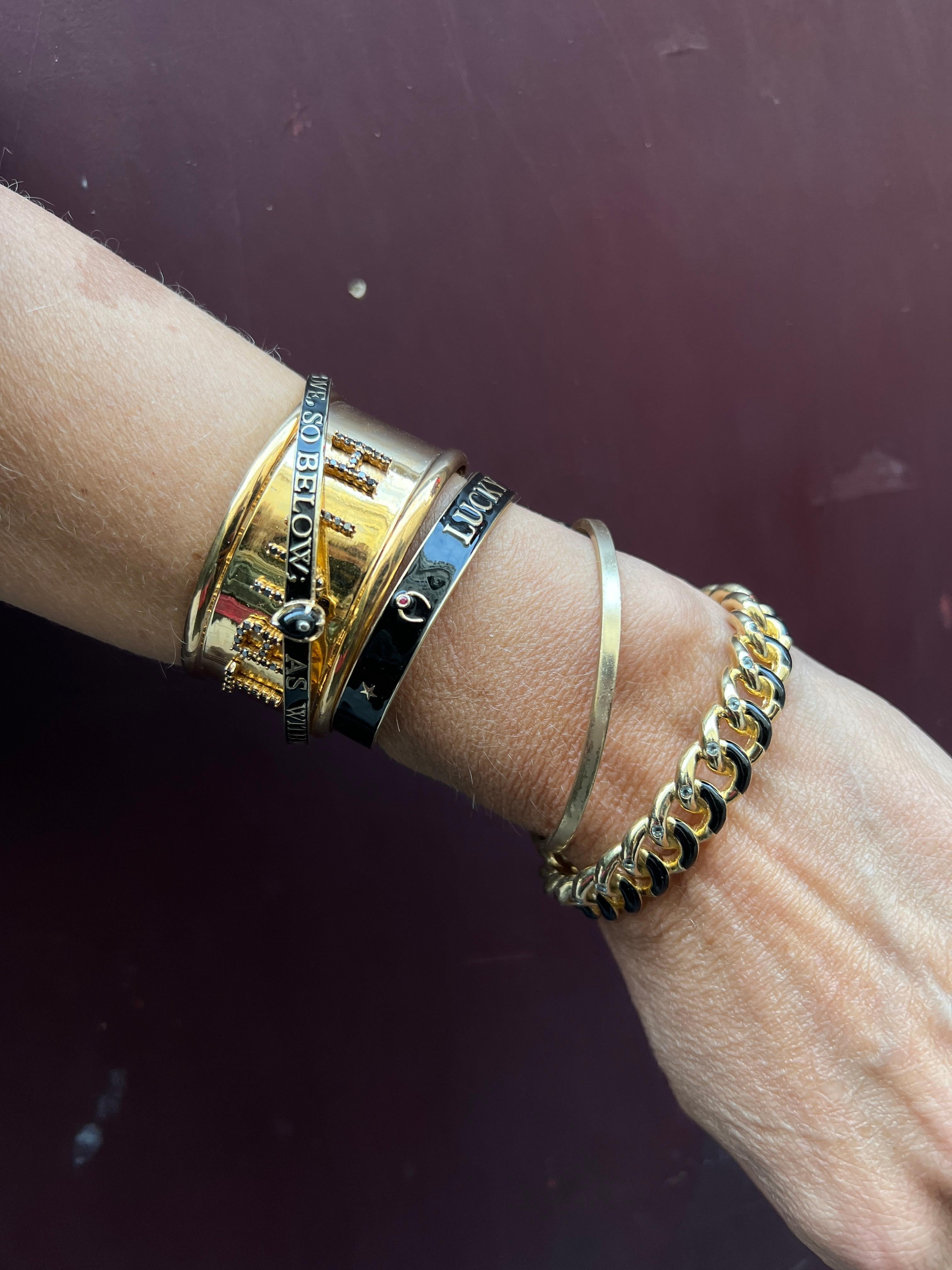 Victorien Bracelet manchette Ruby Lucky Horseshoe émail noir en vente