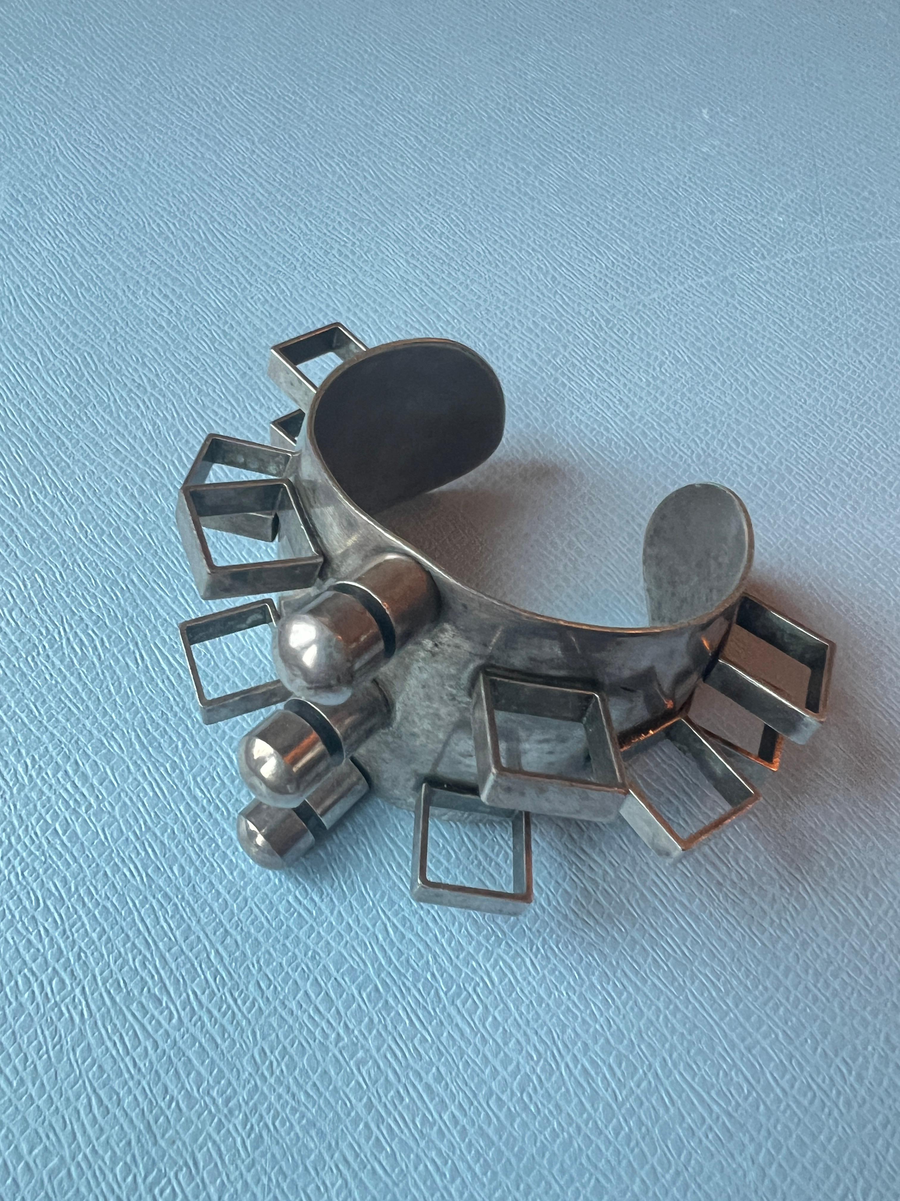 Brazalete Brutalista Moderno en venta 1