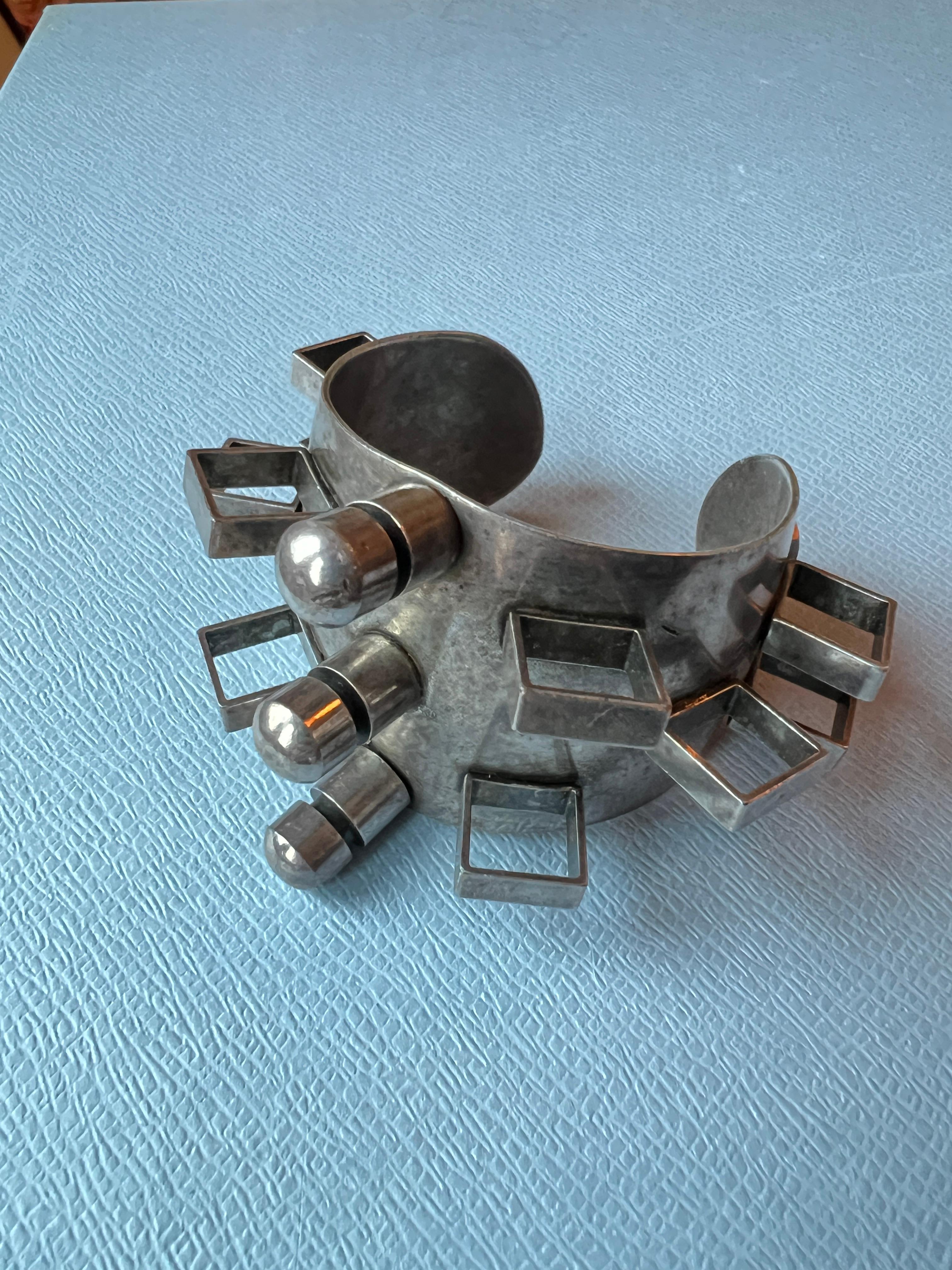 Brazalete Brutalista Moderno en venta 2