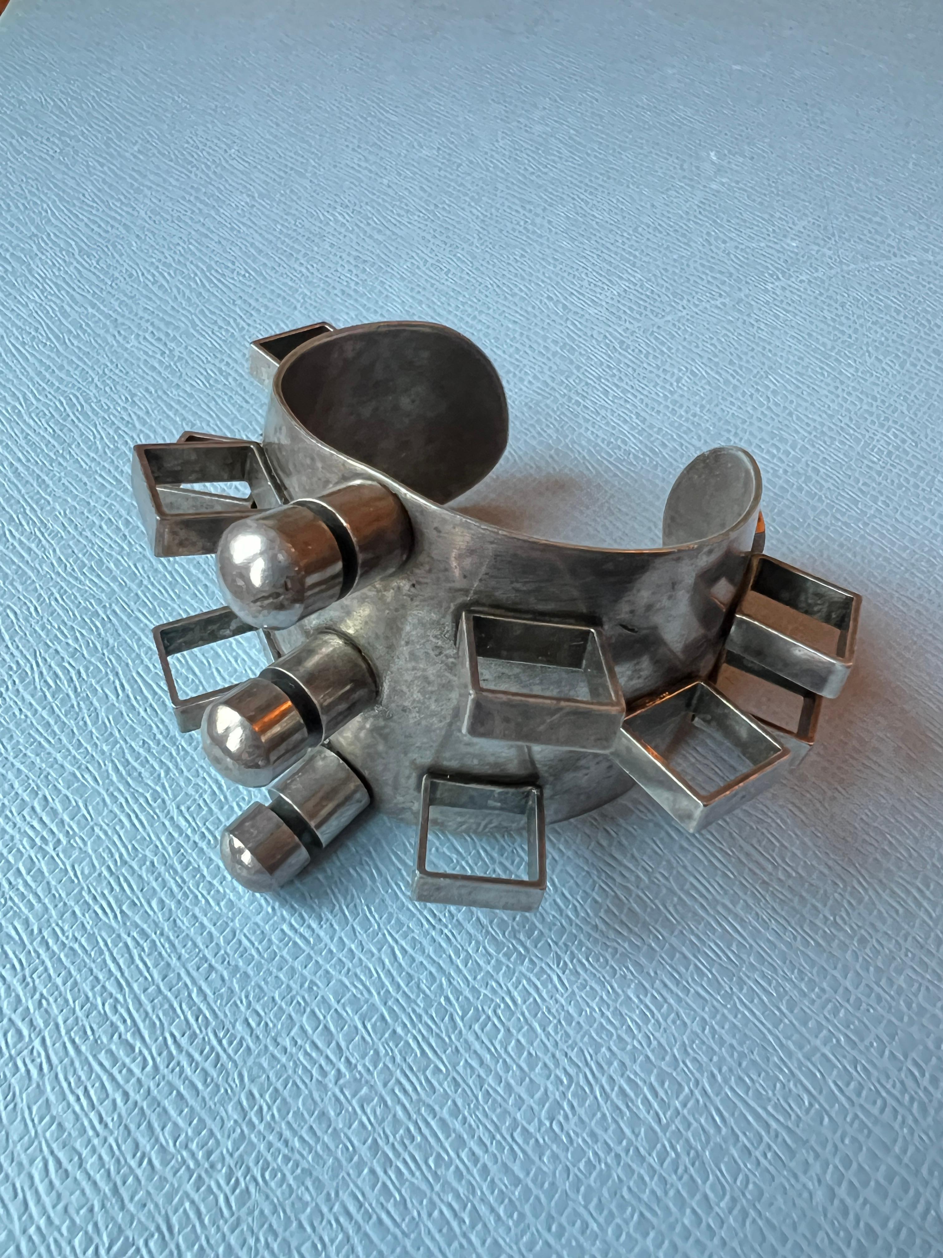 Brazalete Brutalista Moderno en venta 3