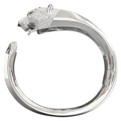 Armreif „Panther“ aus 18-karätigem Weißgold mit Diamanten, Onyx und Smaragden