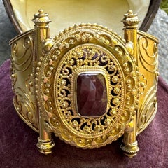 Pulsera brazalete con columnas y centro de filigrana de rubíes en oro de 18 quilates / 14 quilates