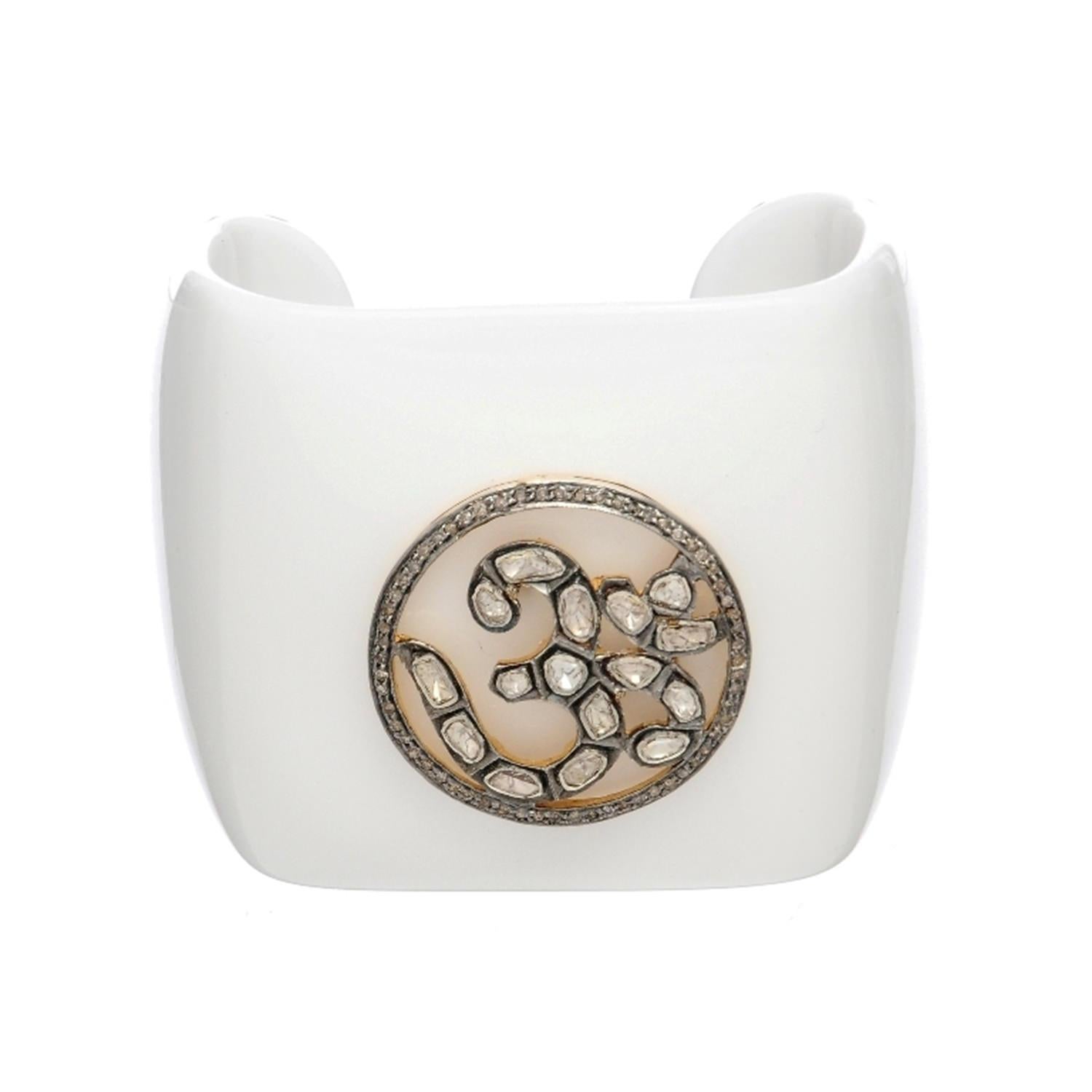 Weiße Bakelit-Manschettenknöpfe mit Om-Symbol-Motiv und Diamanten im Rosenschliff (Art déco) im Angebot