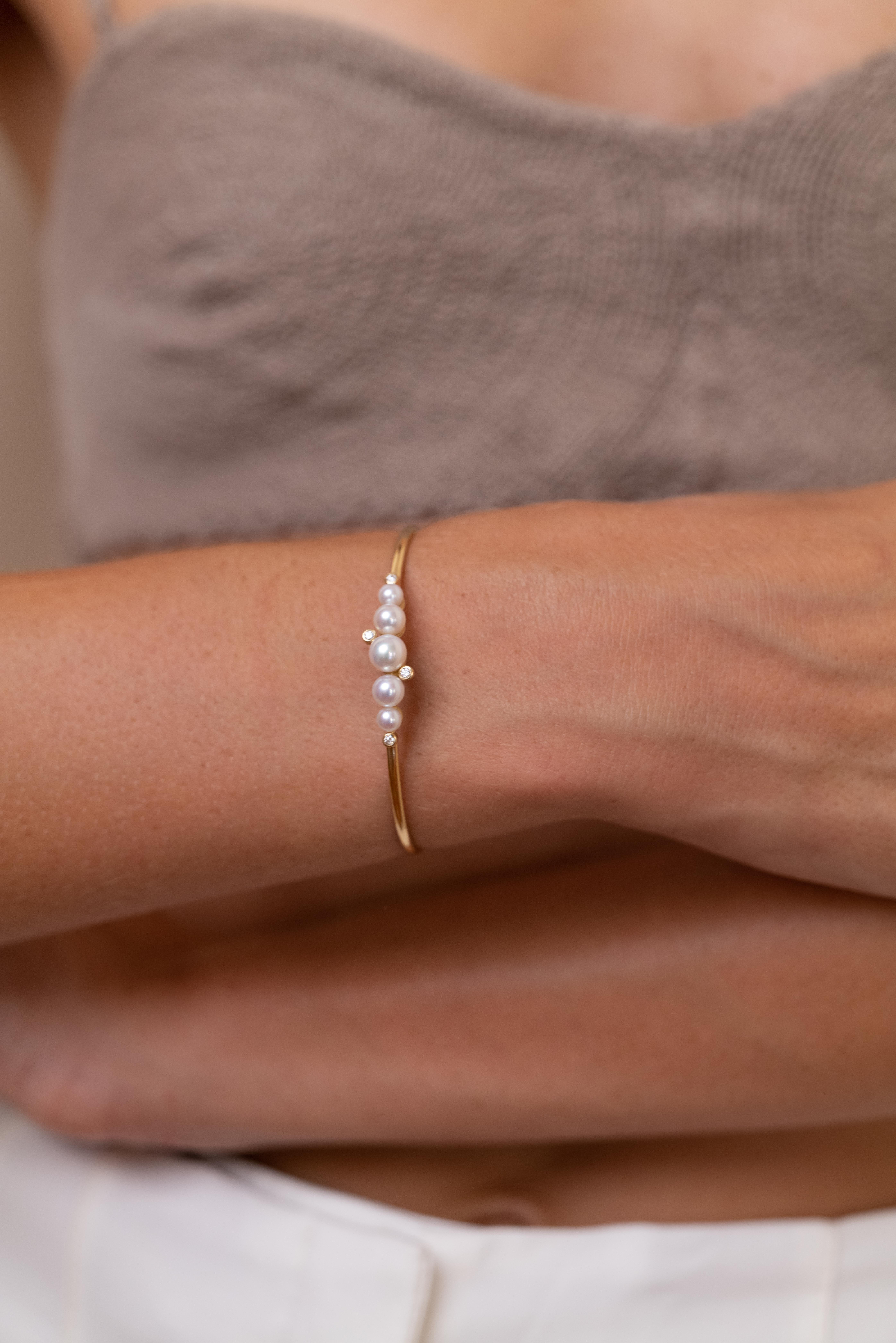 Round Cut Cuff bracelet with pearls and diamonds in 18K Gold For Sale