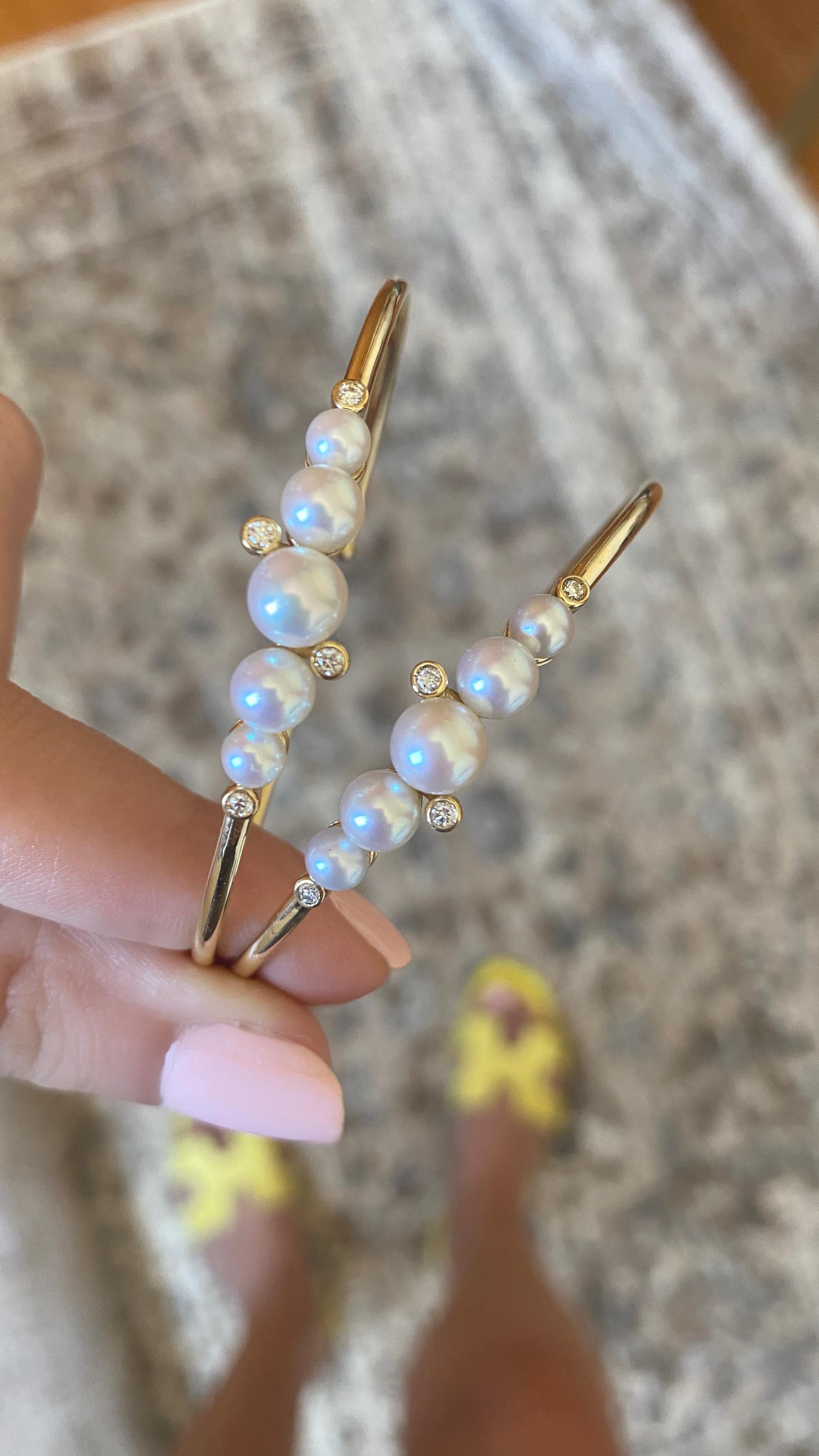 Manschettenarmband aus 18 Karat Gold mit Perlen und Diamanten im Angebot 1