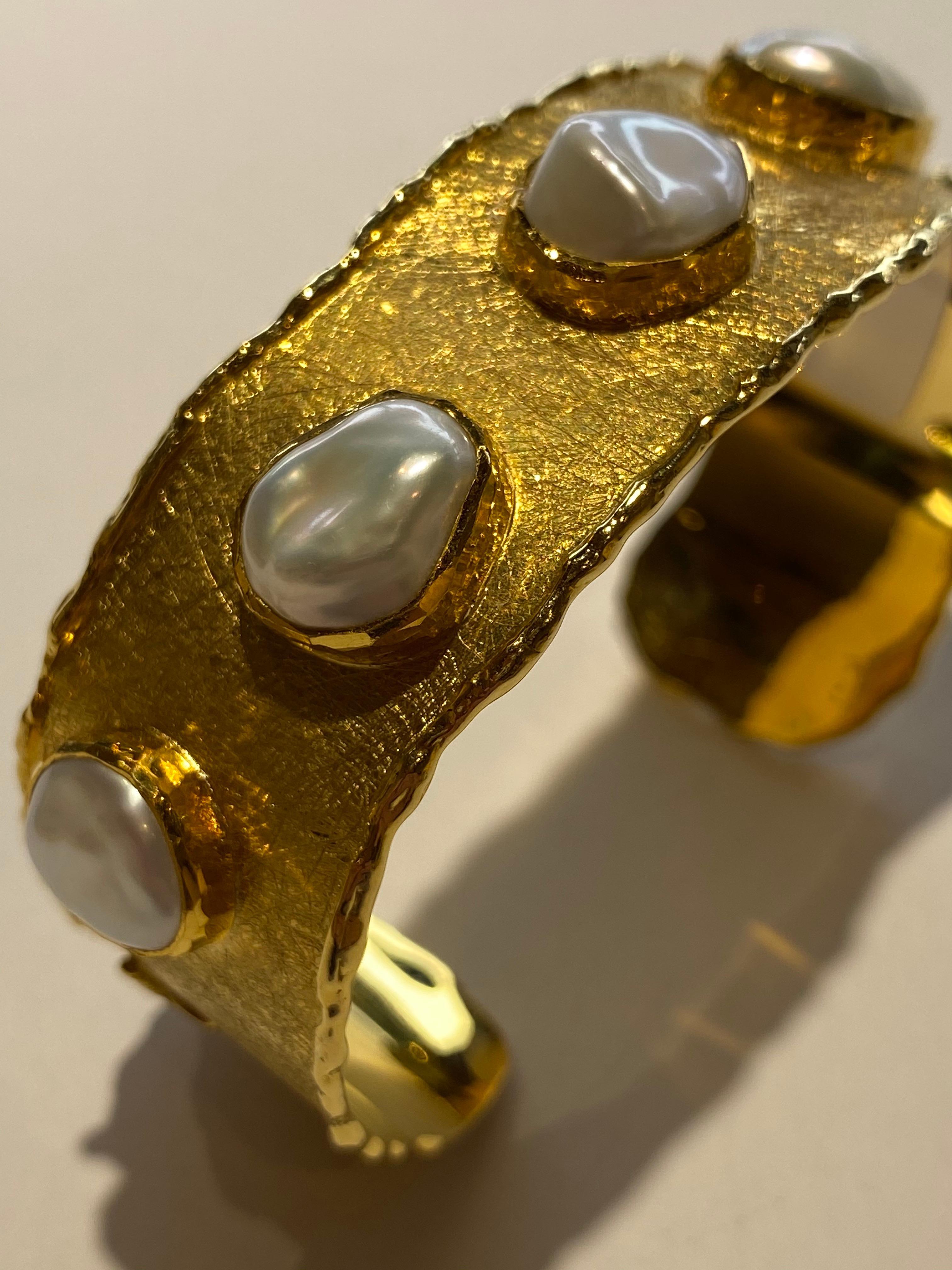Inspired by the energy pulsating throughout nature, Velyan unites pure metals and gemstones into stunning styles that display the grandeur of fine jewelry. 

This cuff style bracelet features pearls set in 24k/18k yellow gold.

Details:

Pearls

24K