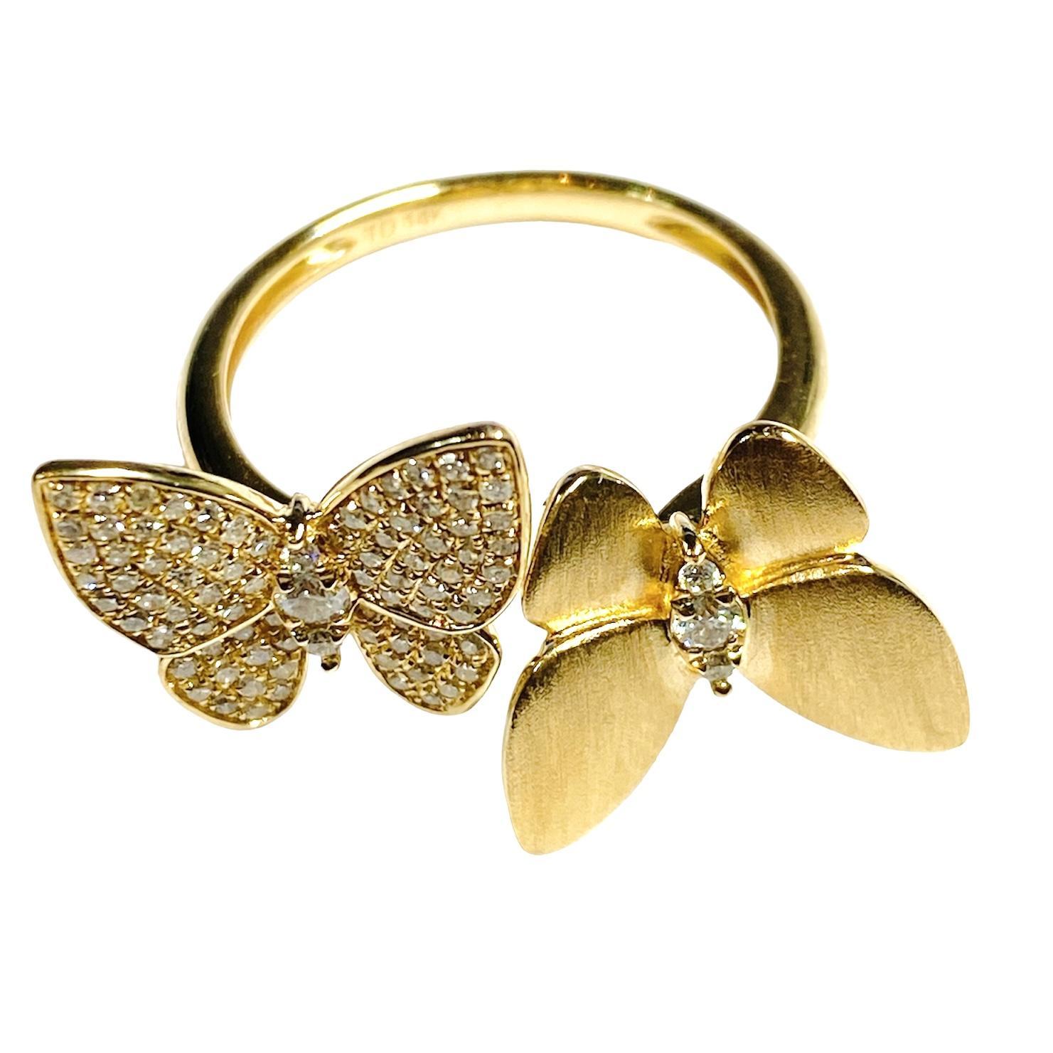 Der 14K Cuff-Style Natural Diamond Butterfly Ring ist ein einzigartig gestaltetes und elegantes Schmuckstück, das die zarte Schönheit eines Schmetterlings mit dem Luxus natürlicher Diamanten verbindet.
Gefertigt aus hochwertigem 14-karätigem