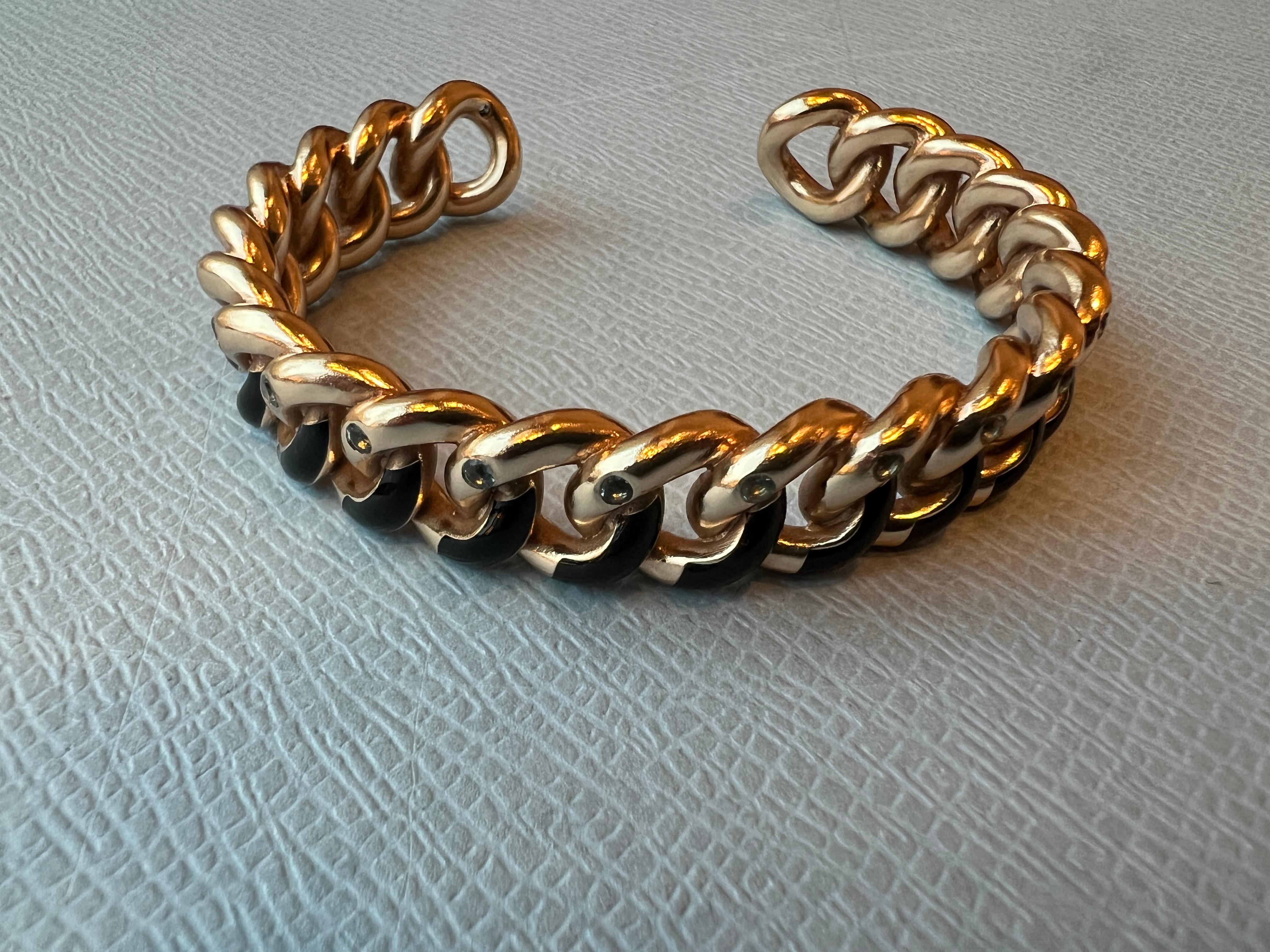 Pulsera puño cadena Aguamarina

Este increíble Brazalete J DAUPHIN chapado en Oro de 14 k y pintado a mano con Esmalte Negro tiene Aguamarinas en cada eslabón. Es una pieza muy refinada y única, que destaca como una declaración de intenciones.

La