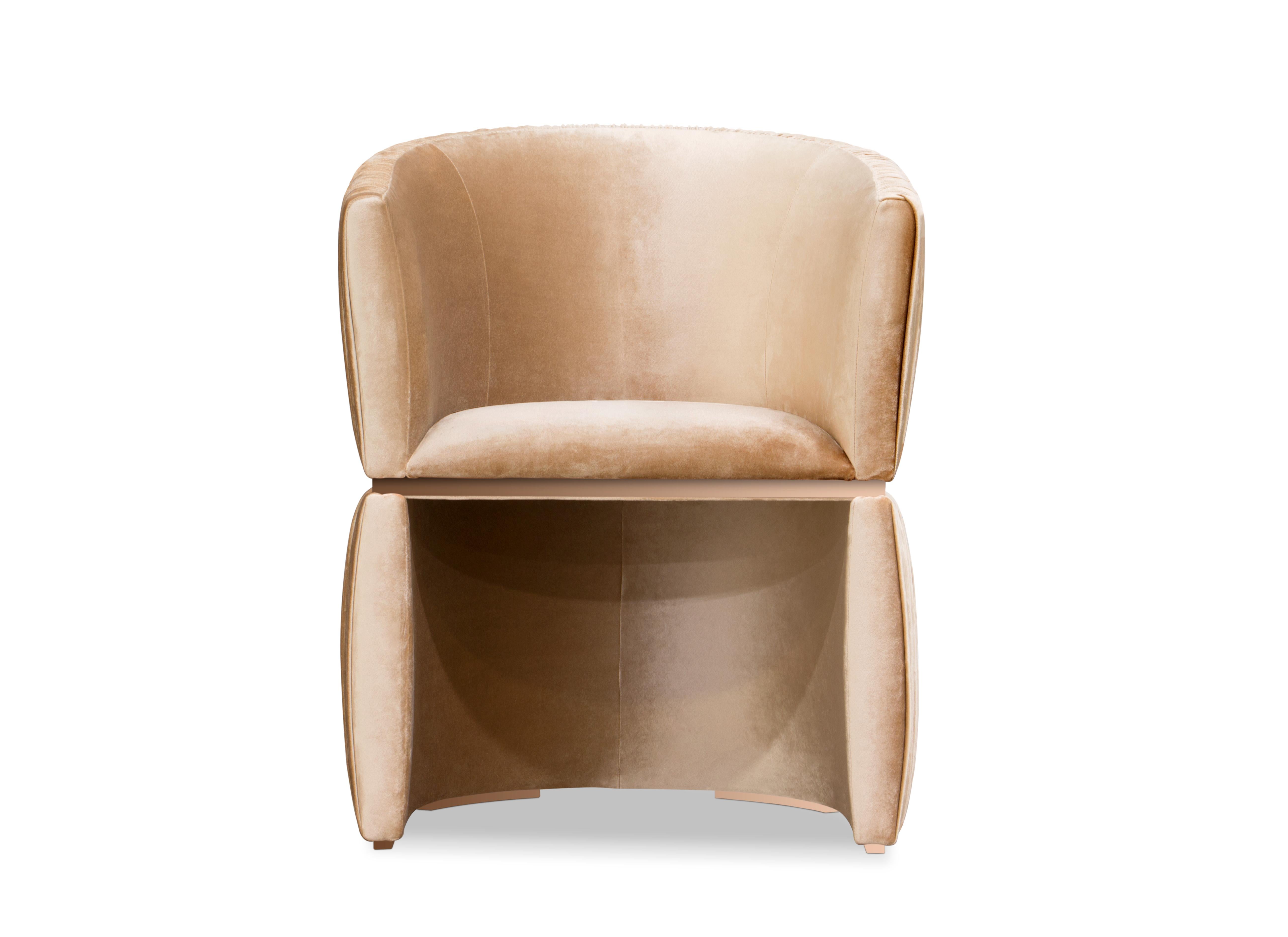 Inspirée du style classique du bracelet manchette, l'élégante forme incurvée de la chaise Cuff embrasse confortablement ses invités. De superbes plis de tissu ruché enveloppent l'extérieur de la chaise et une élégante bande de cuivre poli enserre sa