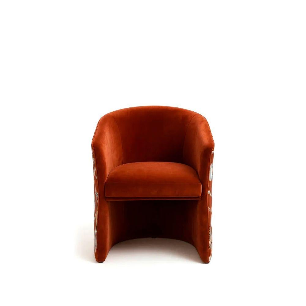 Inspirée du style classique du bracelet manchette, l'élégante forme incurvée de la chaise Cuff embrasse confortablement ses invités.