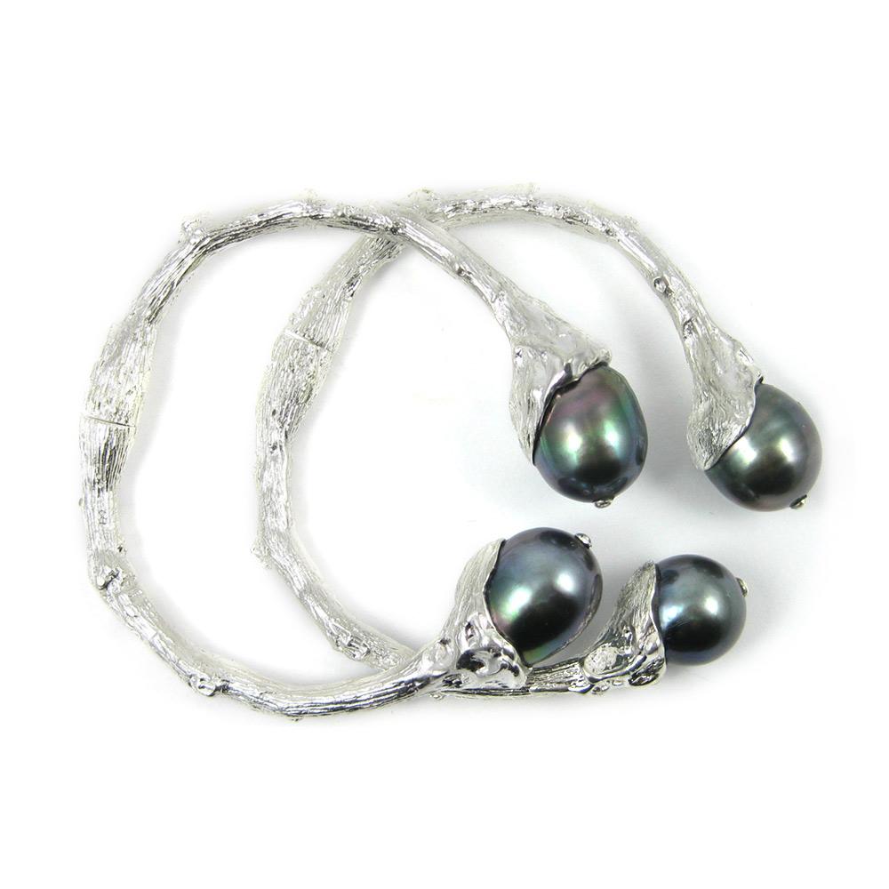 La collezione Twig proviene dalle città vulcaniche dell'Etna e da Lanzarote nelle Canarie. Dalla collezione Twig di K. Brunini, uno splendido bracciale in argento sterling o argento ossidato con perle di Tahiti da 12 mm e oltre. Poiché ogni perla è