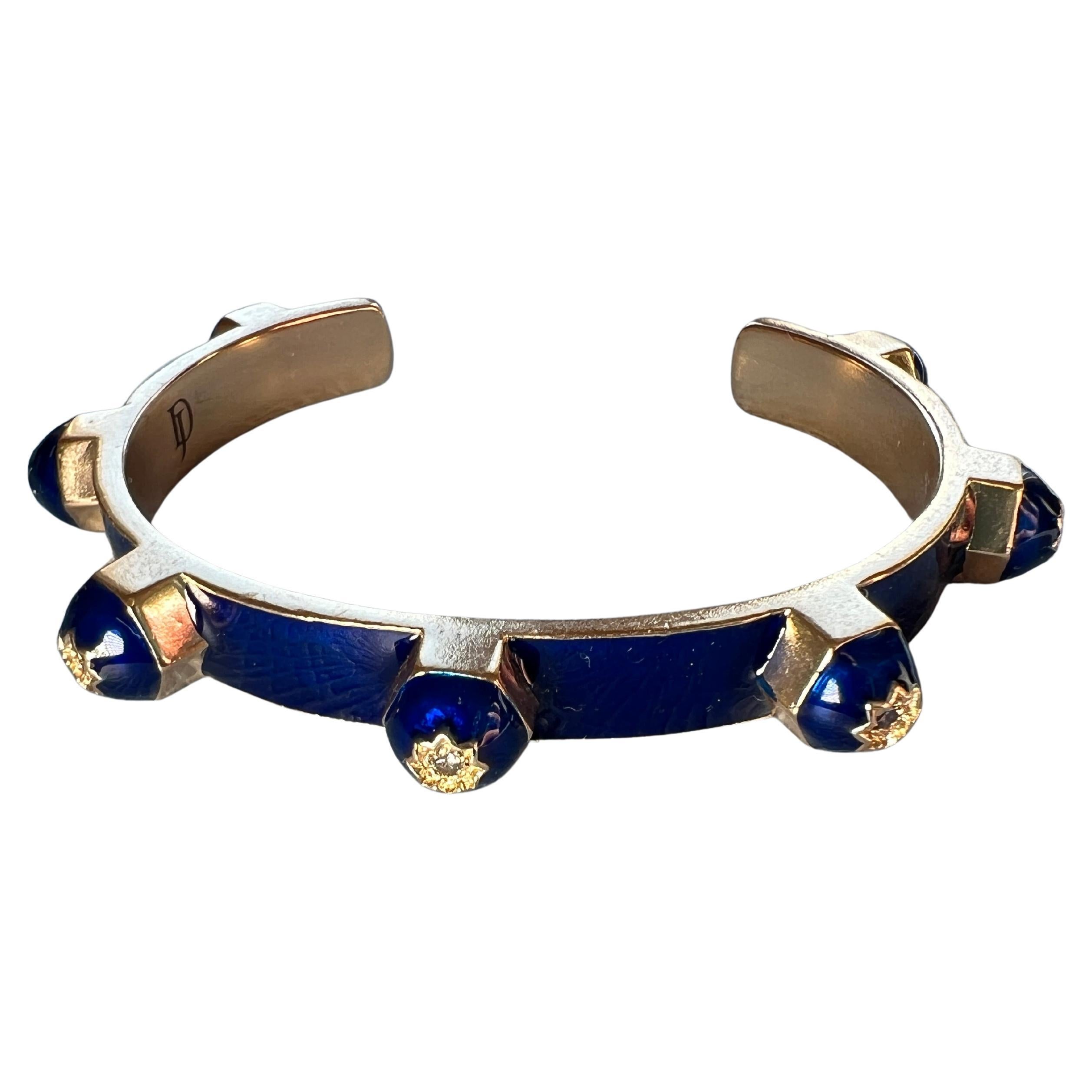 Questo bracciale con borchie in stile vittoriano di J DAUPHIN è caratterizzato da una finitura in smalto blu reale intenso con radiosi diamanti bianchi incastonati in stelle a otto punte incise. Progettato come un pezzo spirituale e simbolico, fonde